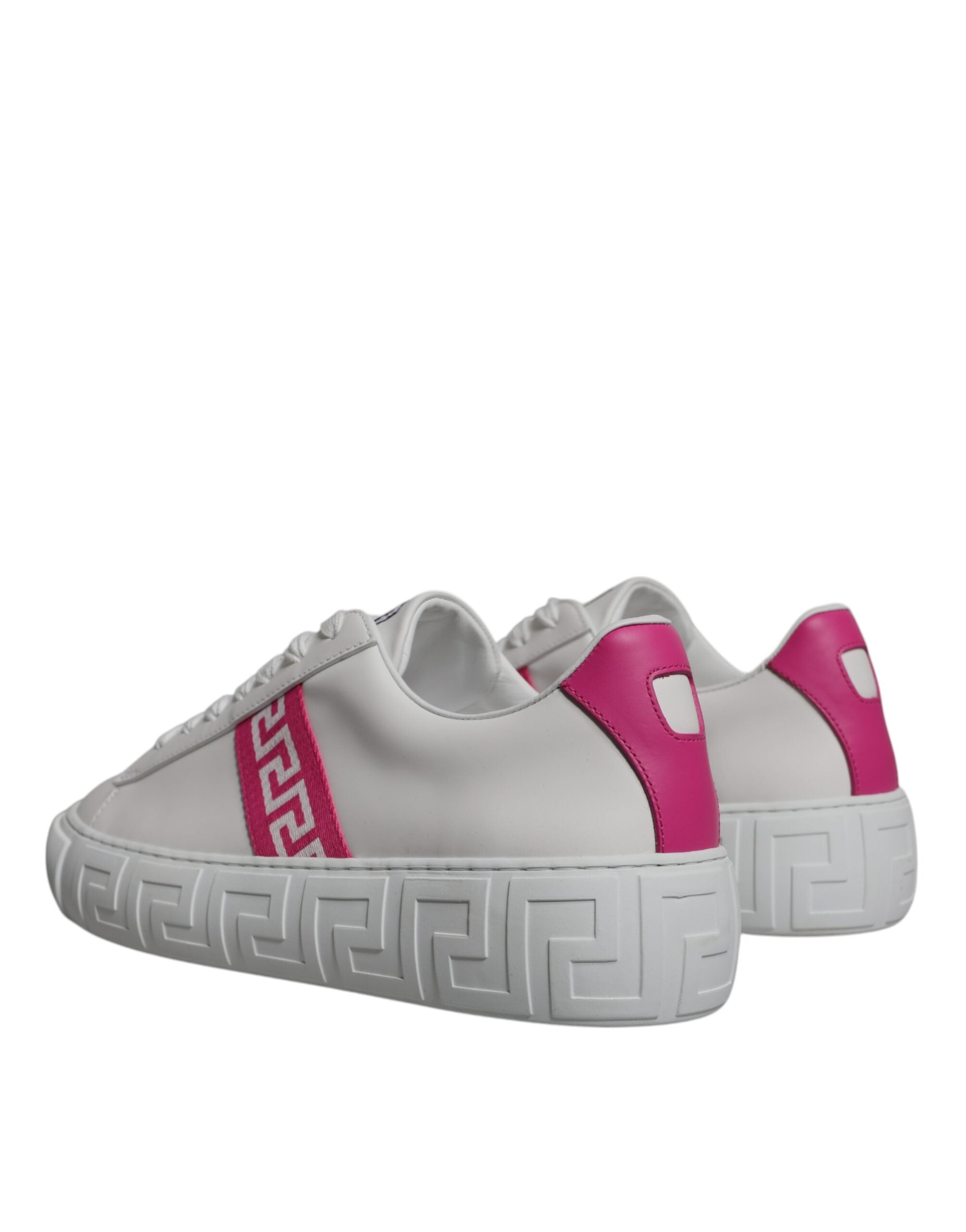 Chaussures basses plateformes Versace blanches et roses avec motif Greca, style sneaker tendance.
