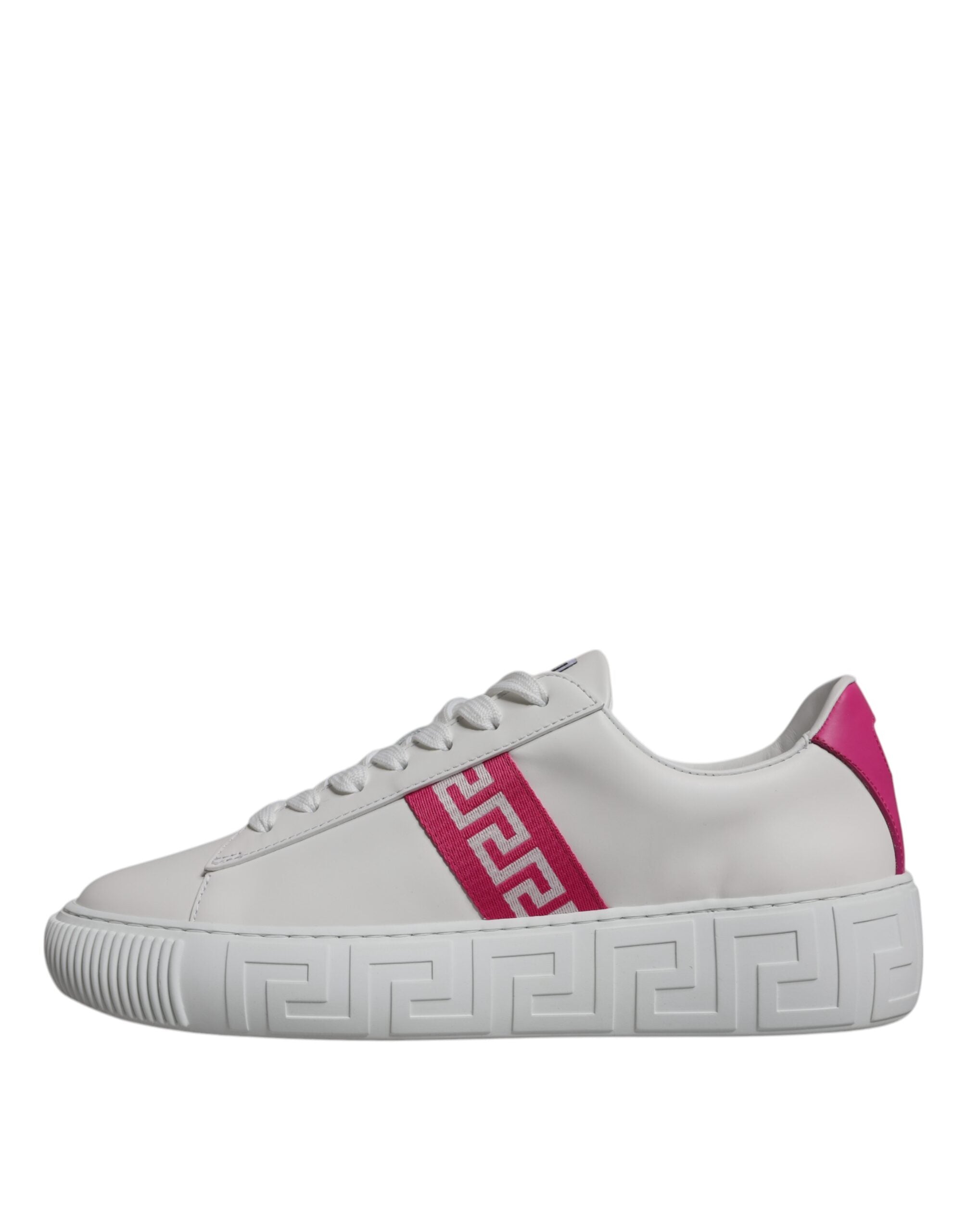Chaussures sneakers basses Versace en blanc et rose avec motif Greca, plateforme, style décontracté et tendance.