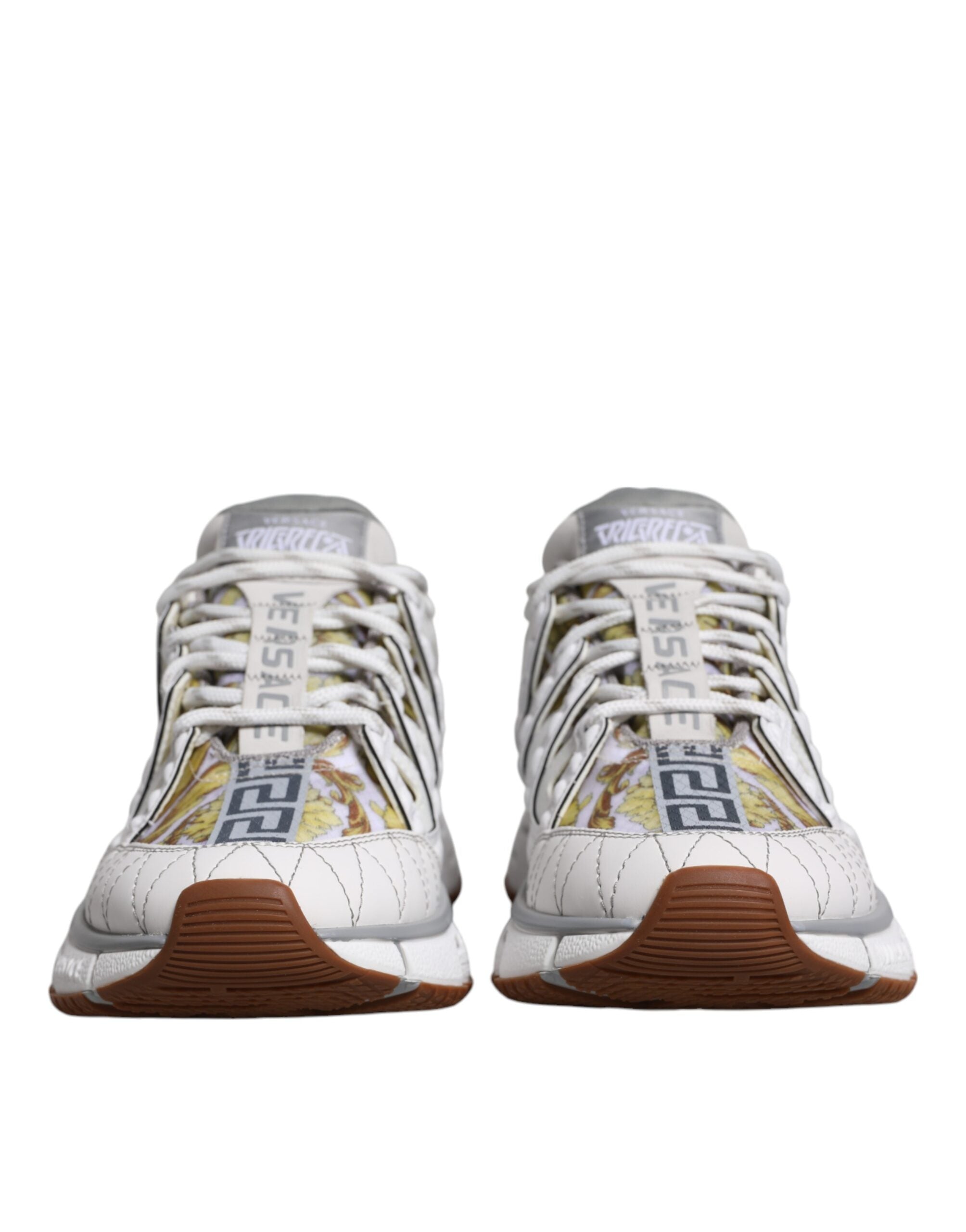 Chaussures basses Versace Trigreca blanc avec imprimé Barocco, baskets élégantes et modernes, vue de face.