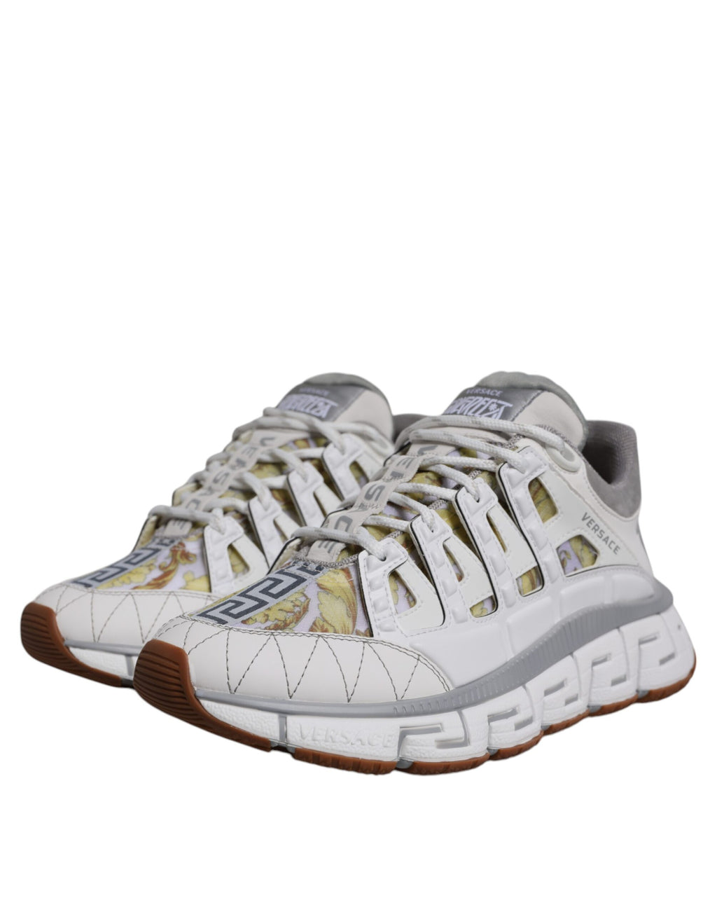 Chaussures basses Versace Trigreca blanc avec motif barocco, sneakers élégants et modernes, vue de face.