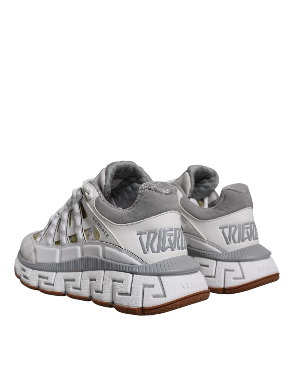 Chaussures basses Versace Trigreca blanches avec motif Barocco, sneakers élégants en cuir avec logo distinctif.