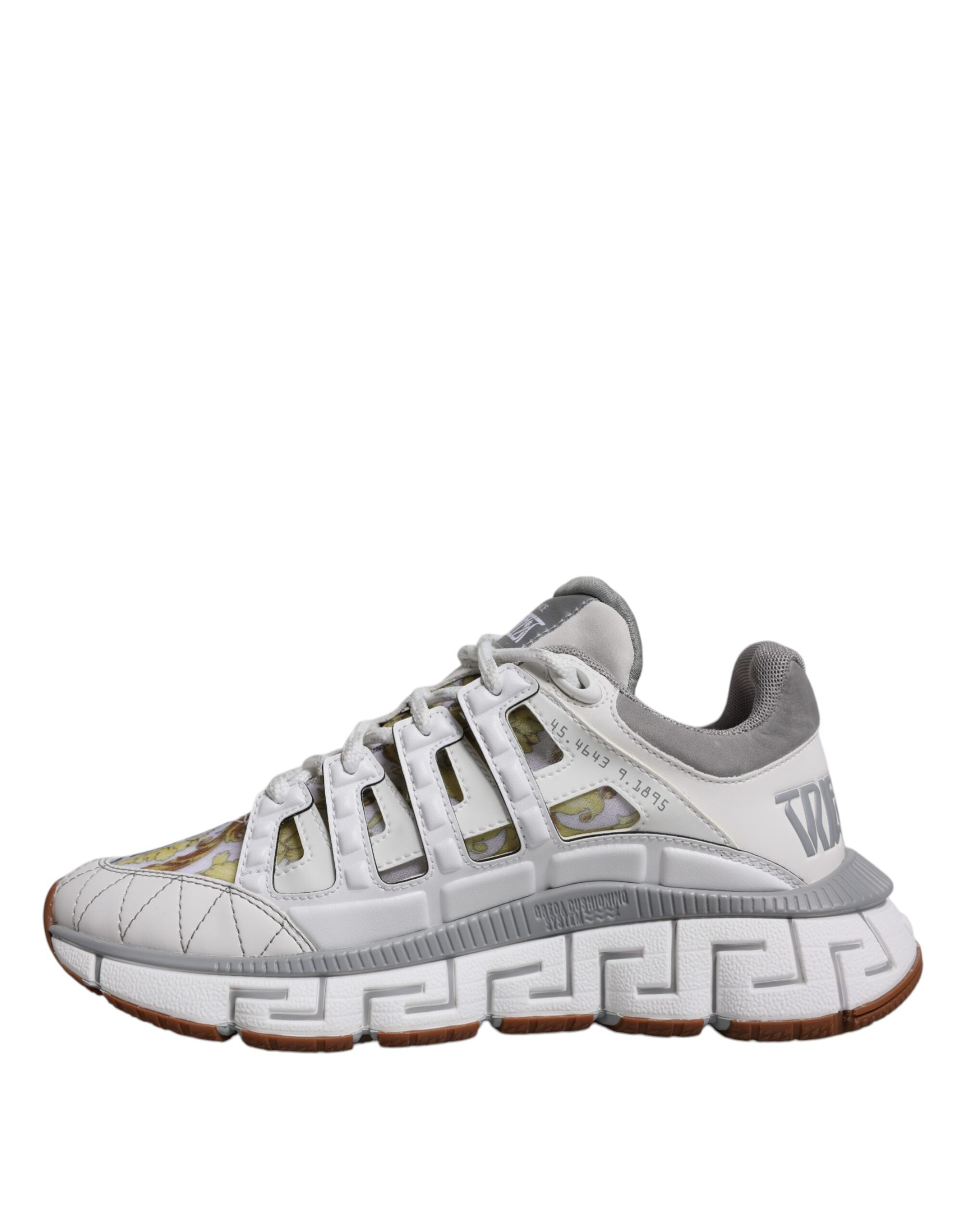 Chaussures basses Versace Trigreca en blanc avec motif Barocco, design élégant et moderne pour un style sophistiqué.