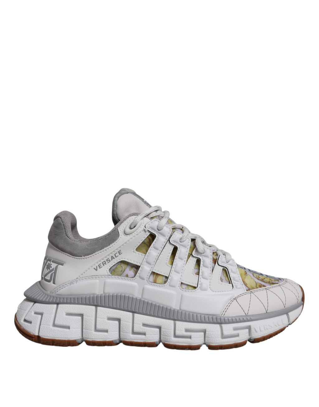 Chaussures basses Versace Trigreca avec motif baroque blanc, sneakers en cuir avec détails or et design élégant.