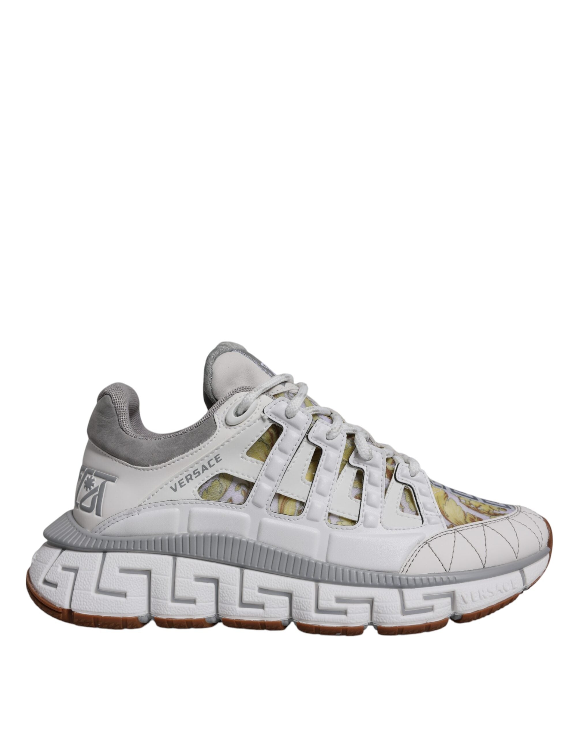 Chaussures basses Versace Trigreca avec motif baroque blanc, sneakers en cuir avec détails or et design élégant.