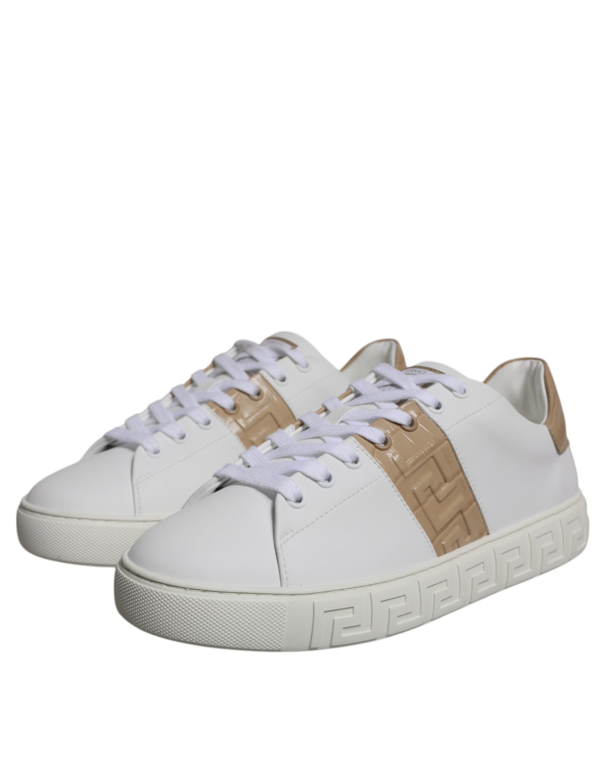 Chaussures sneakers basses pour hommes Versace, imprimé Greca blanc et marron en TPU, style élégant et tendance.