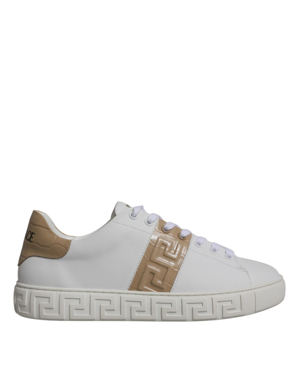 Chaussures sneakers homme Versace en TPU blanc et marron avec motif Greca, style basse top et design élégant.