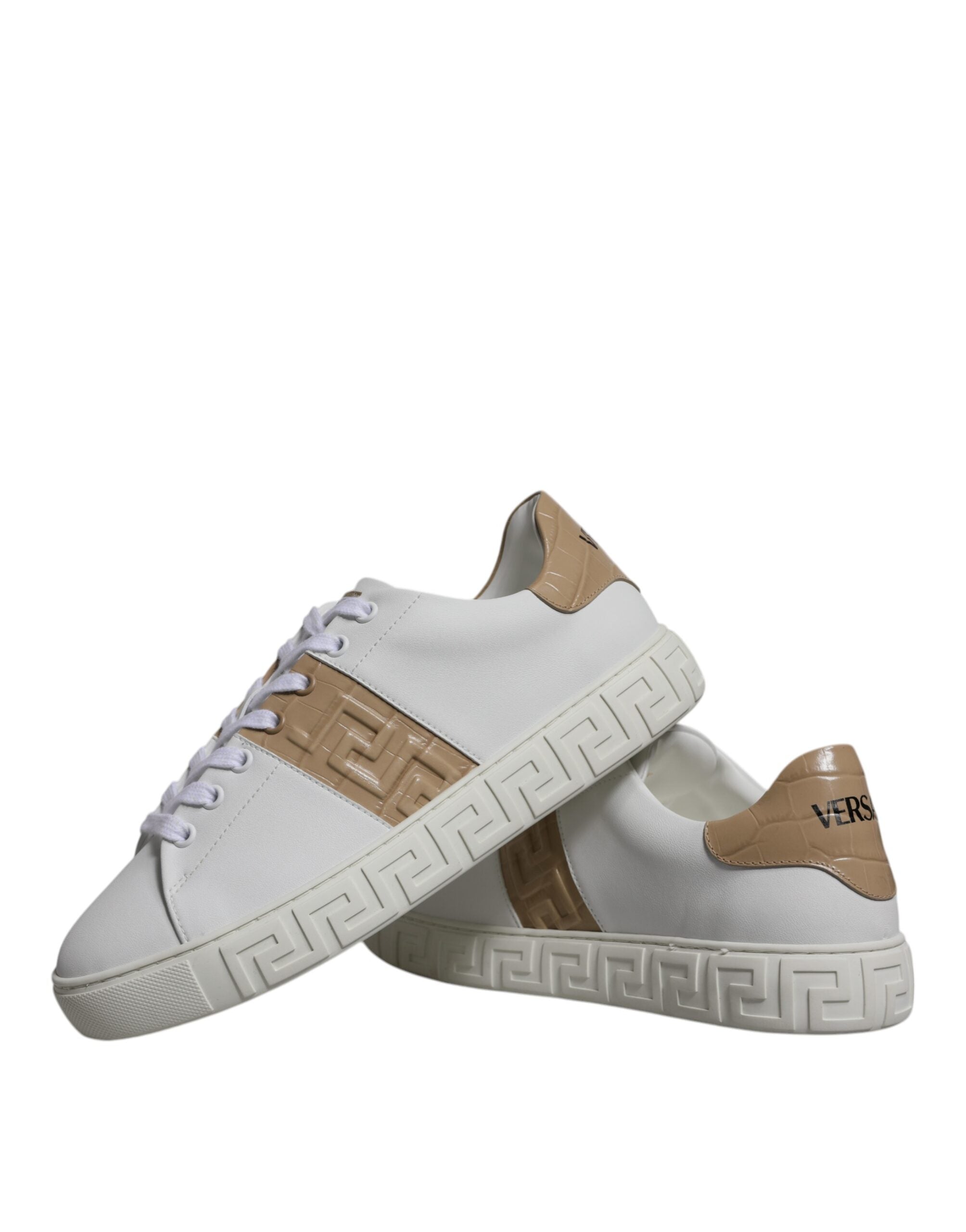 Chaussures basses pour hommes Versace en TPU blanc et marron avec motif Greca, style sneaker décontracté.