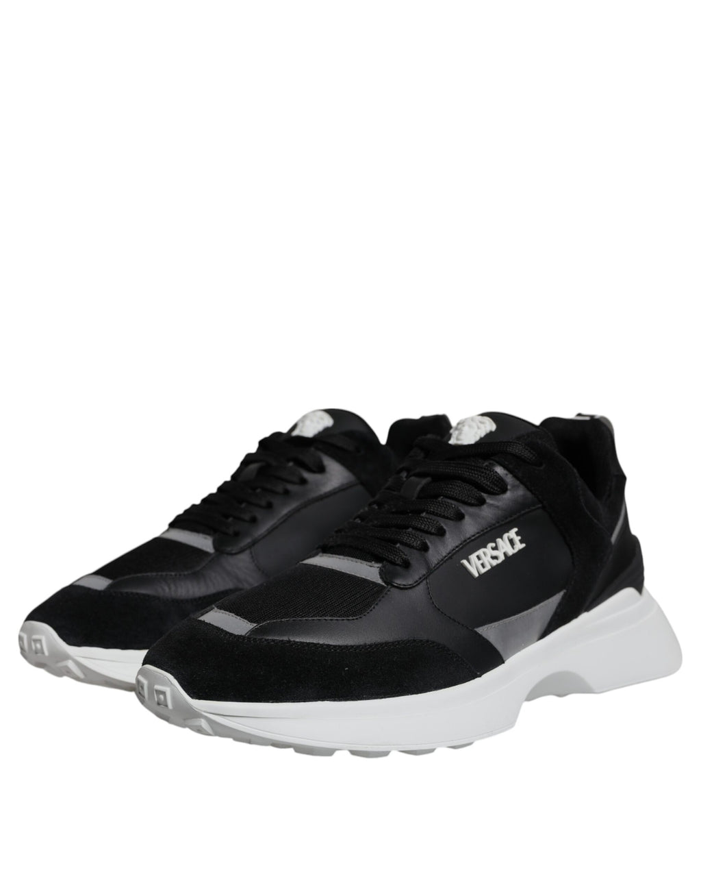 Chaussures basses Versace en toile noire avec motif Medusa, style sportif élégant, vue de face.