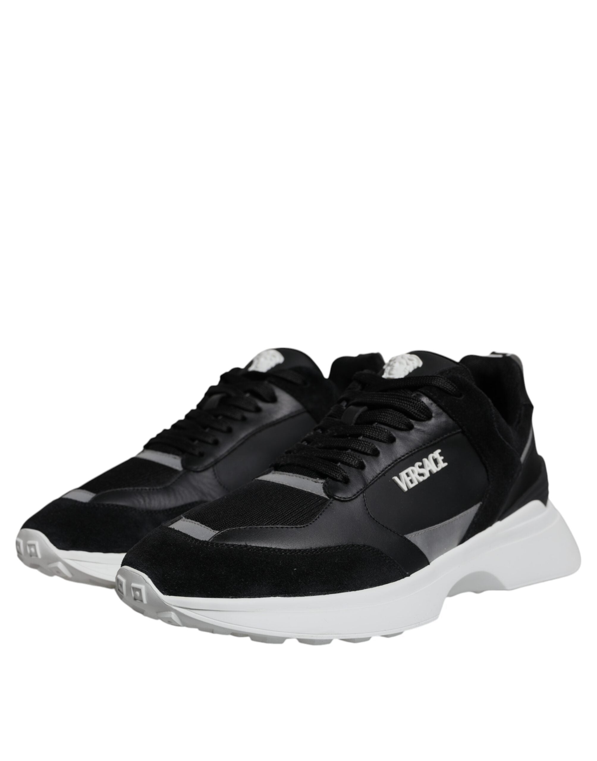 Chaussures basses Versace en toile noire avec motif Medusa, style sportif élégant, vue de face.