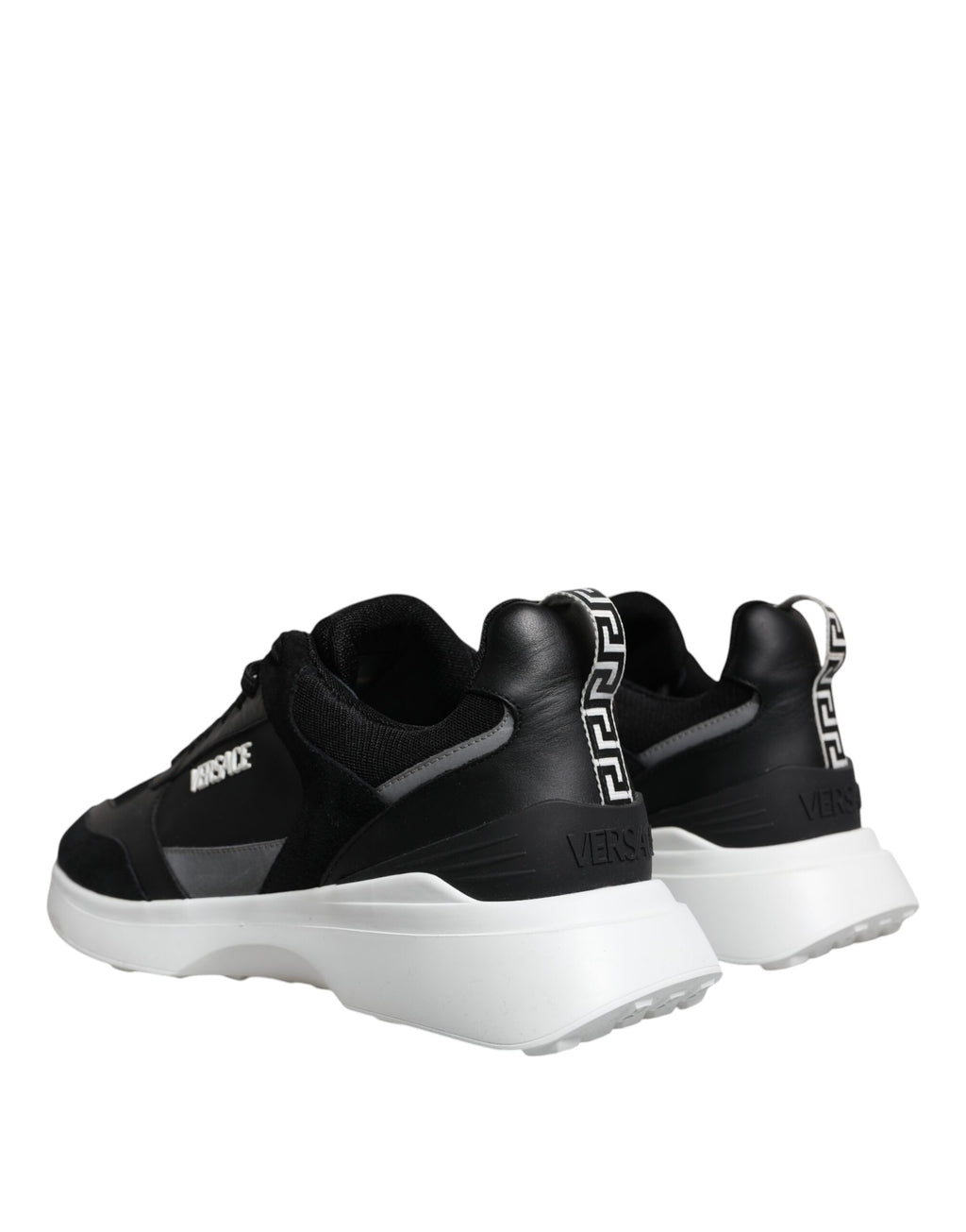 Chaussures basses Versace en toile noire avec motif Medusa, sneakers de style quad en tissu avec logo distinctif.