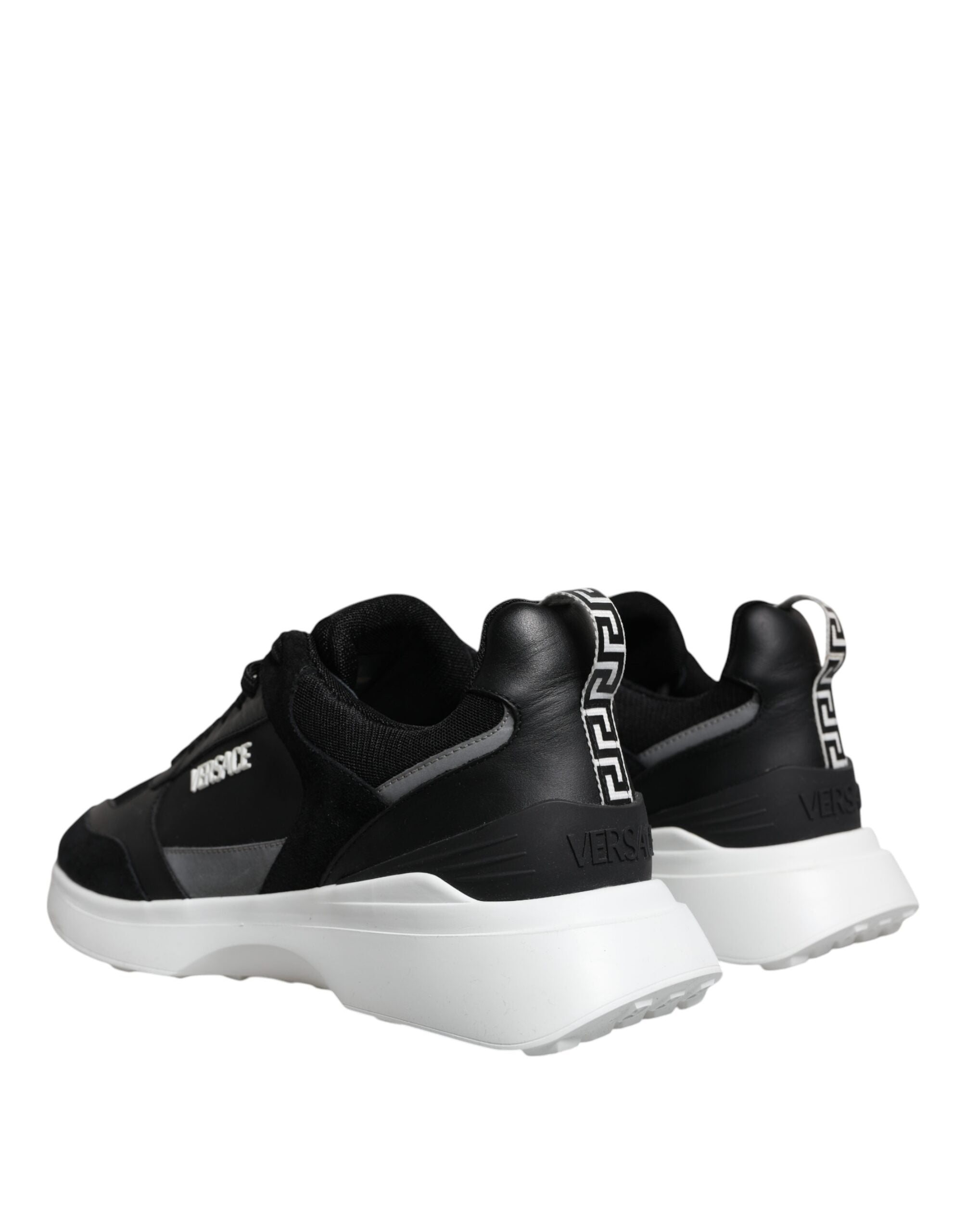 Chaussures basses Versace en toile noire avec motif Medusa, sneakers de style quad en tissu avec logo distinctif.