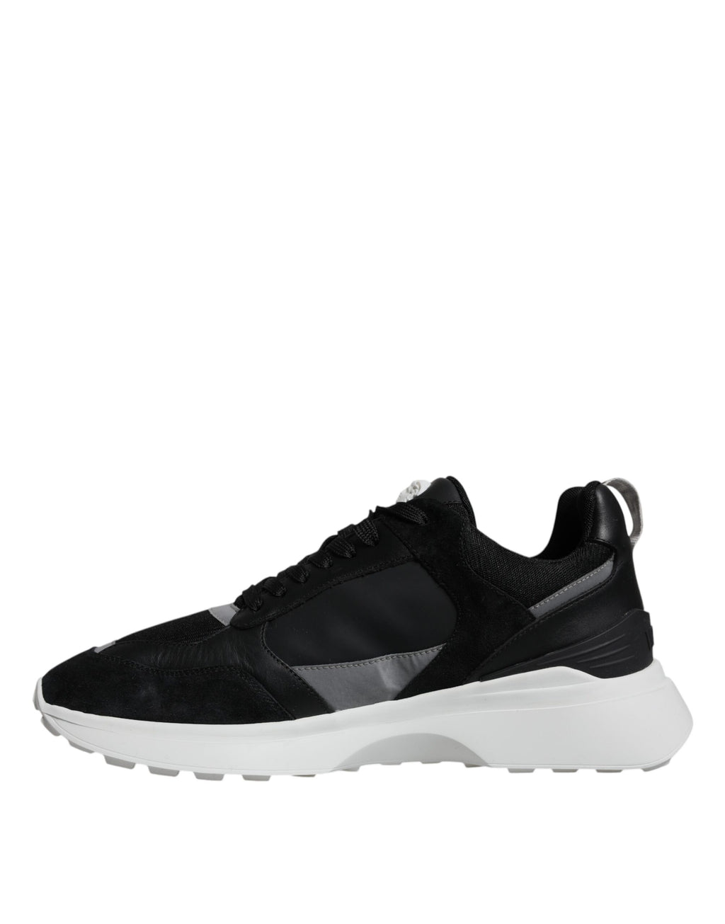 Chaussures basses Versace en toile noire avec motif Medusa, style sneaker, vue de face avec détails du design.