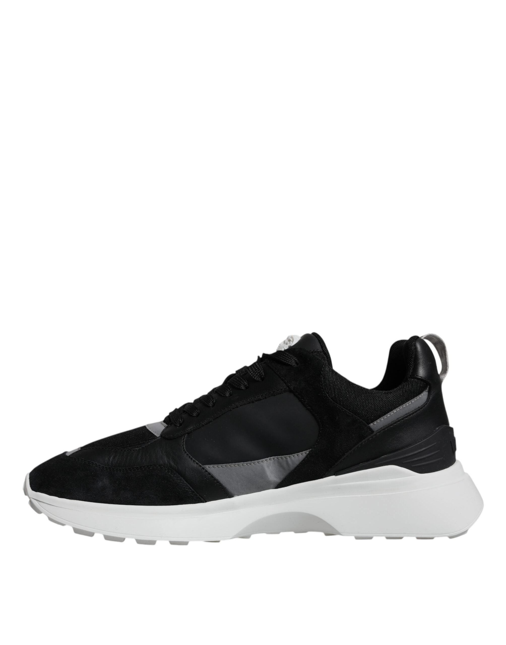 Chaussures basses Versace en toile noire avec motif Medusa, style sneaker, vue de face avec détails du design.