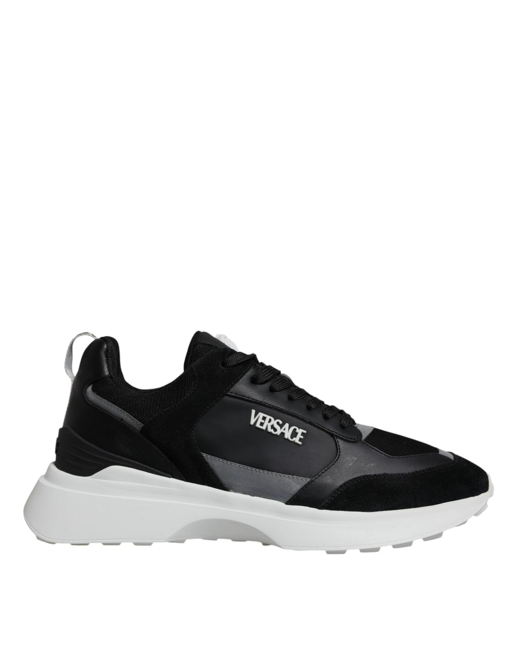 Chaussures basses Versace en toile noire avec motif Medusa, style sneaker en tissu avec détails élégants.