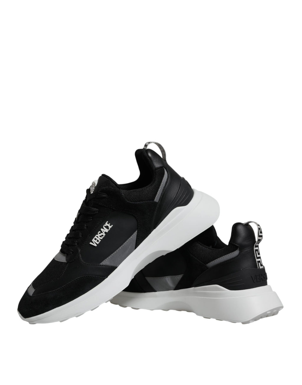 Chaussures basses Versace Medusa en toile noire, baskets en canvas avec logo Medusa, style élégant et moderne.