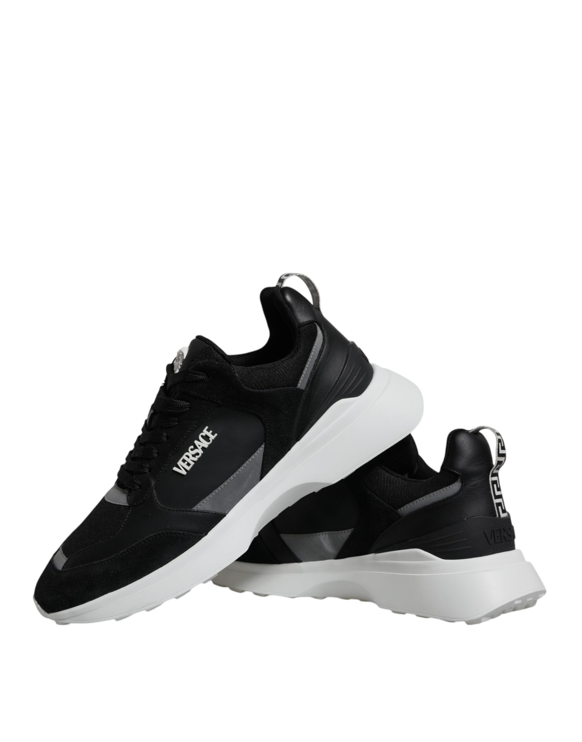 Chaussures basses Versace Medusa en toile noire, baskets en canvas avec logo Medusa, style élégant et moderne.