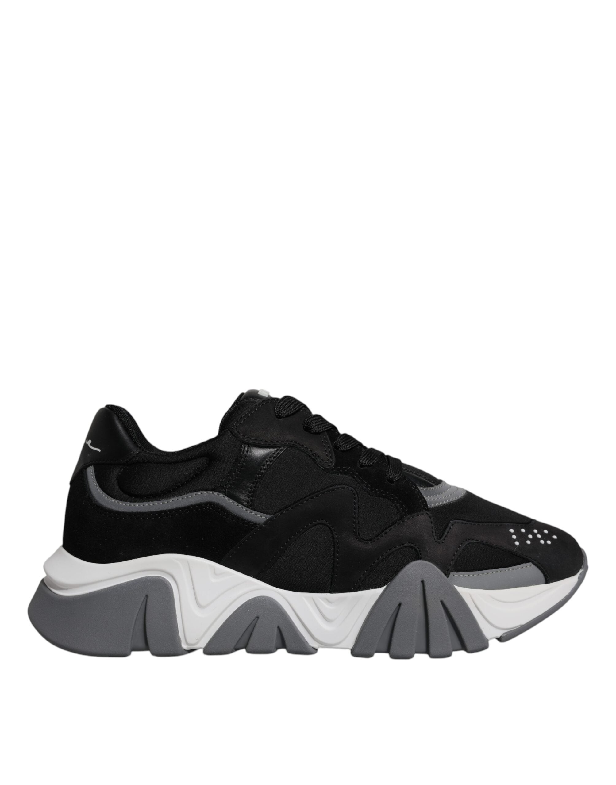 Chaussures basses noires Versace, sneakers en cuir et néoprène chunky, design Squalo, vue de face.