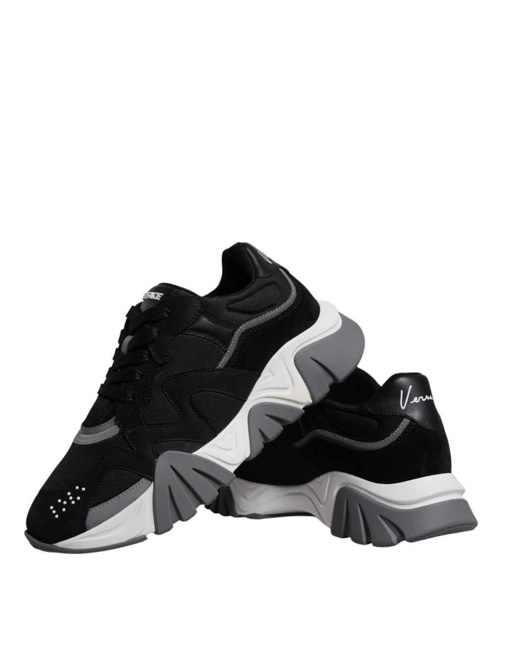 Chaussures sneakers basses en cuir noir et néoprène Versace Squalo, style chunky, avec logo visible sur la chaussure.