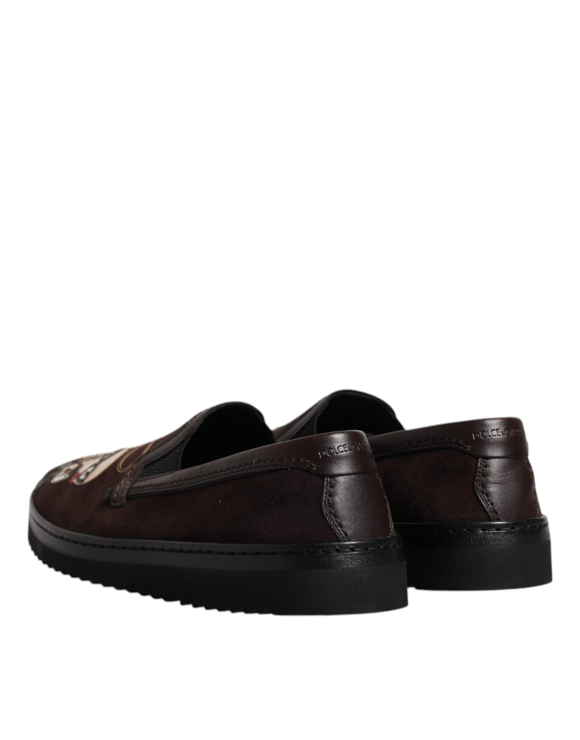 Chaussures plates en daim marron Dolce & Gabbana DG Family, slips-on élégants pour femme.