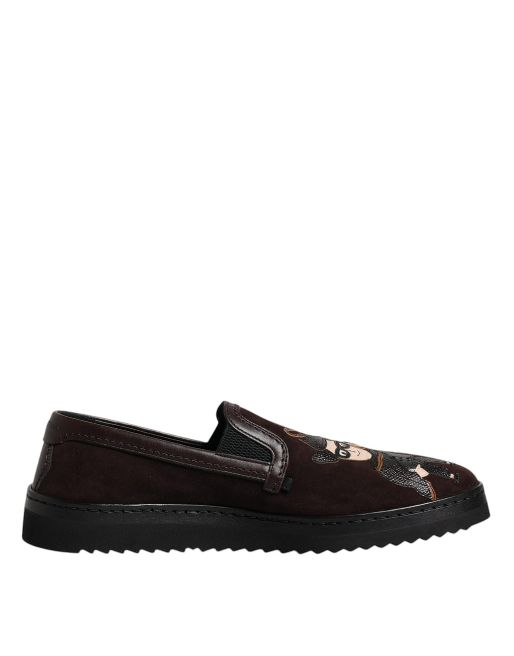 Chaussures Dolce & Gabbana en daim marron, mocassins slip-on élégants de la collection DG Family, vues de côté.
