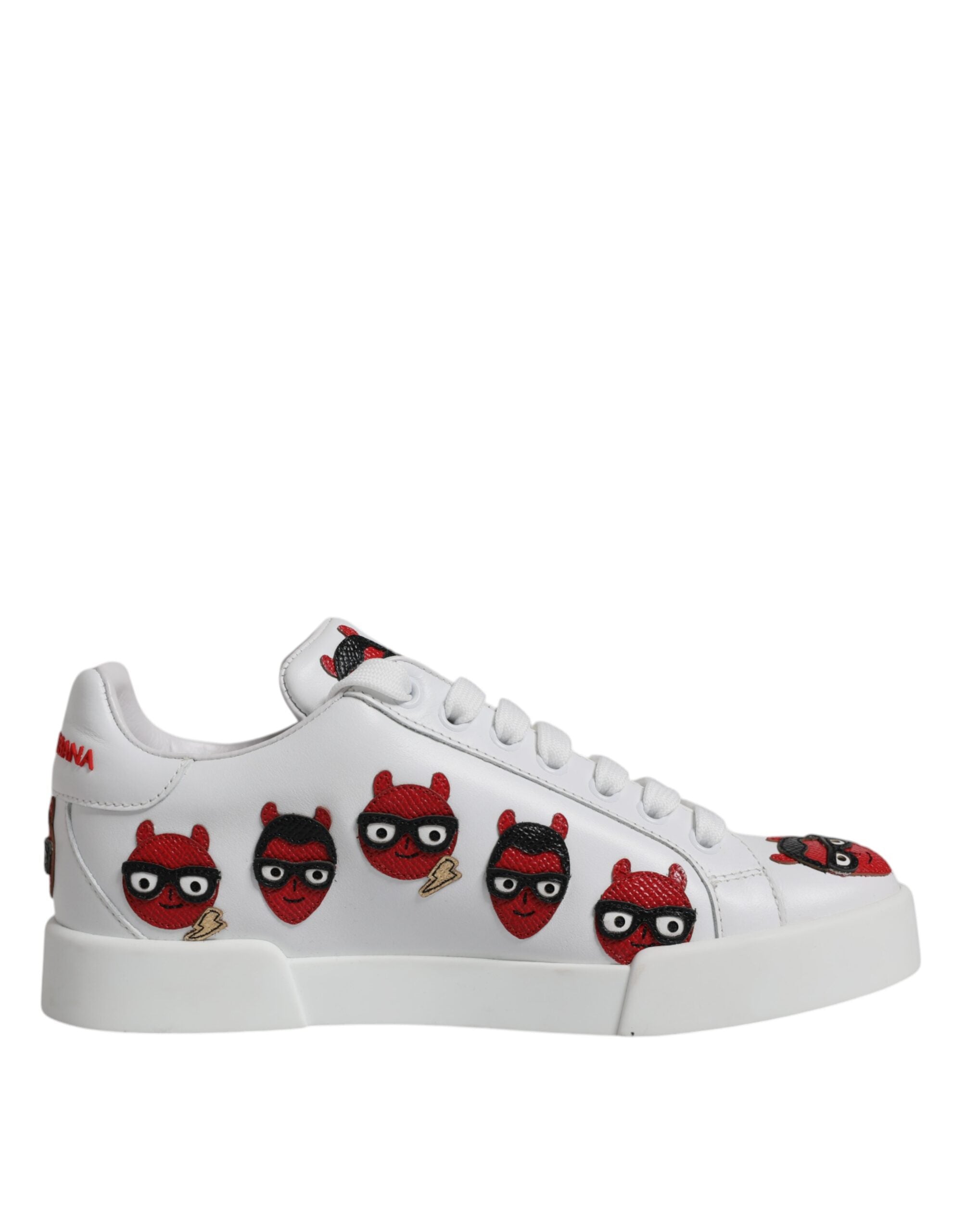 Chaussures Portofino Dolce & Gabbana blanches avec visage de diable sur le devant, sneakers en cuir élégants.