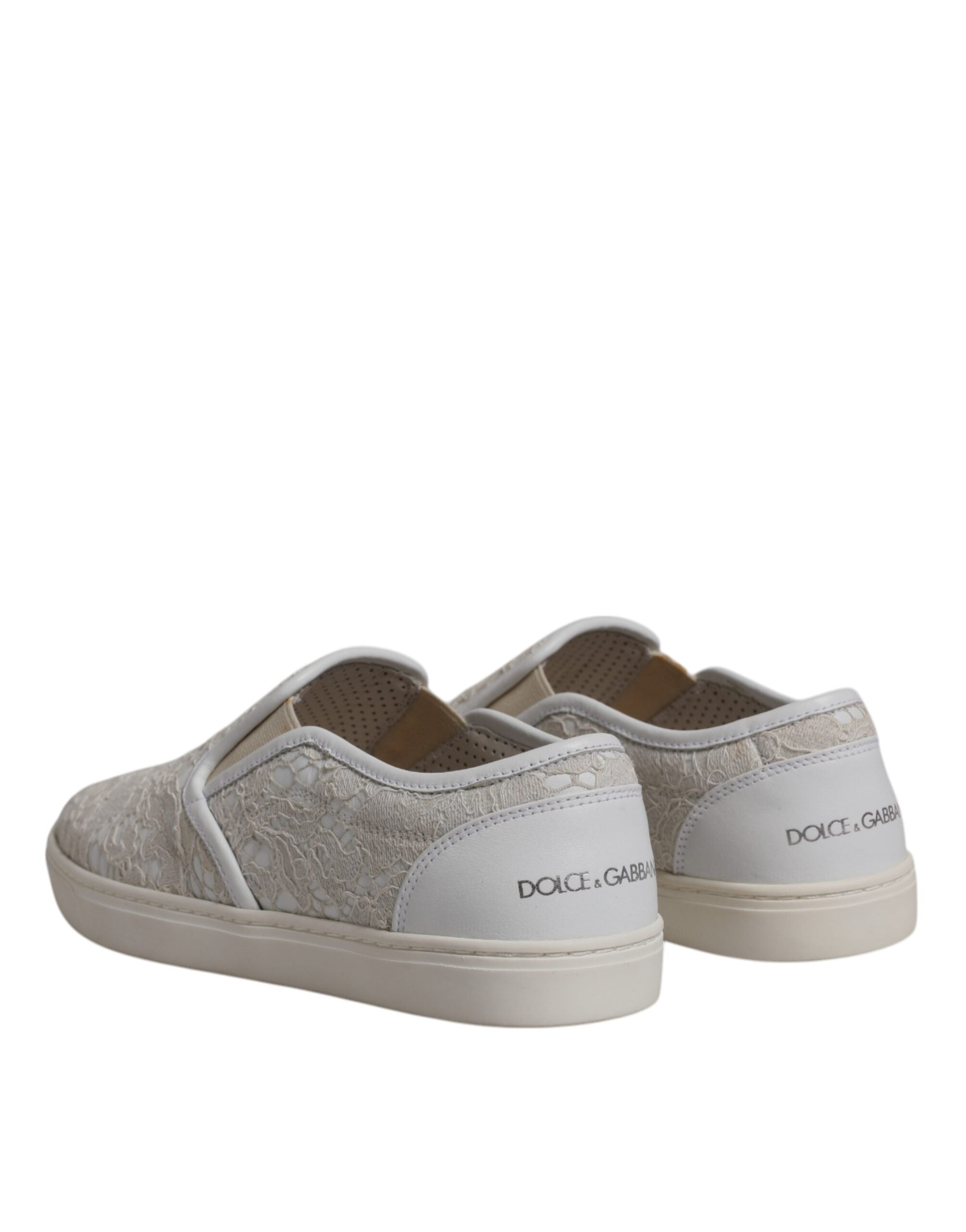 Chaussures mocassins Dolce & Gabbana en dentelle blanche avec motifs floraux, élégantes et confortables.