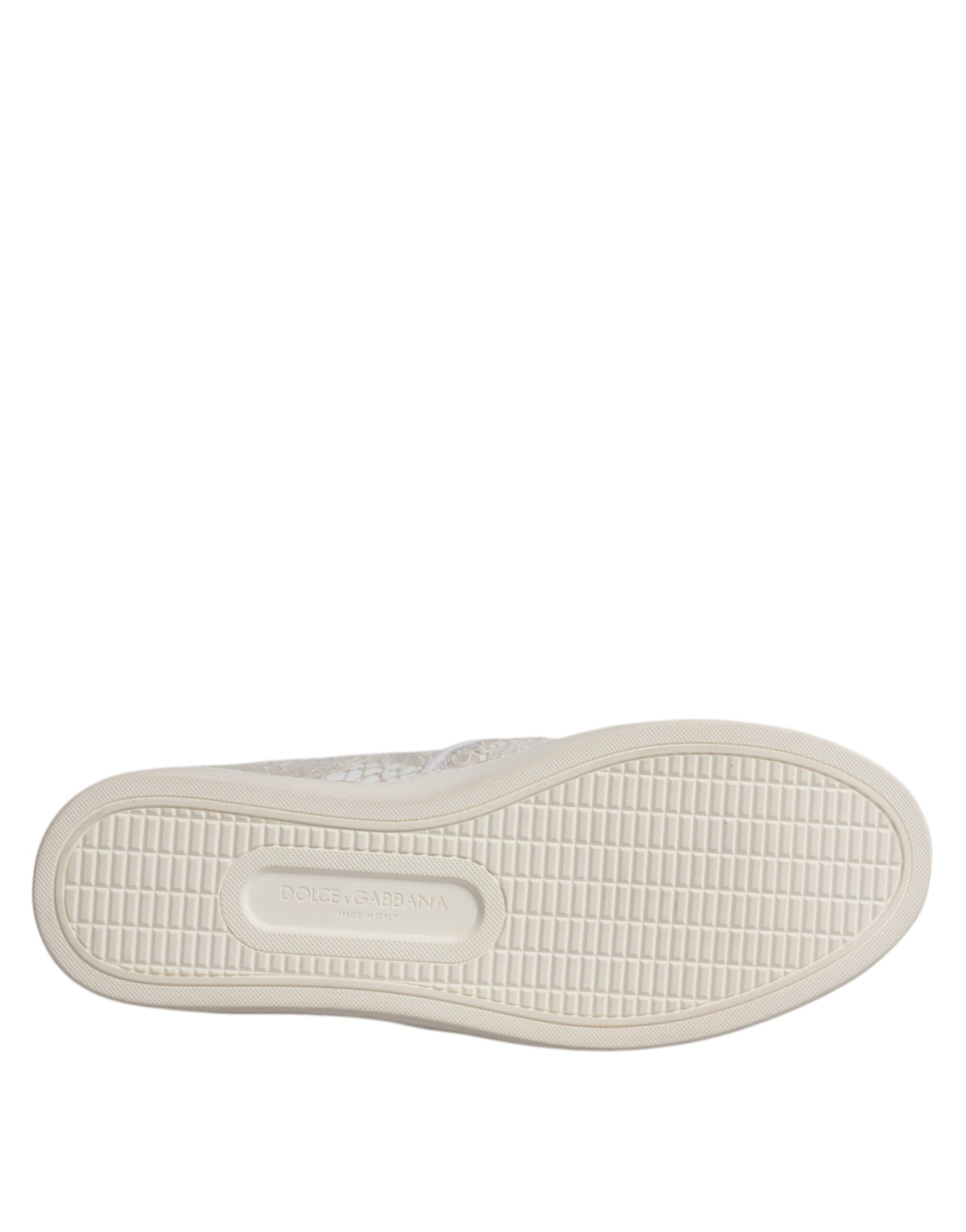 Chaussures mocassins Dolce & Gabbana blanches en dentelle florale, style slip-on élégant pour femmes.