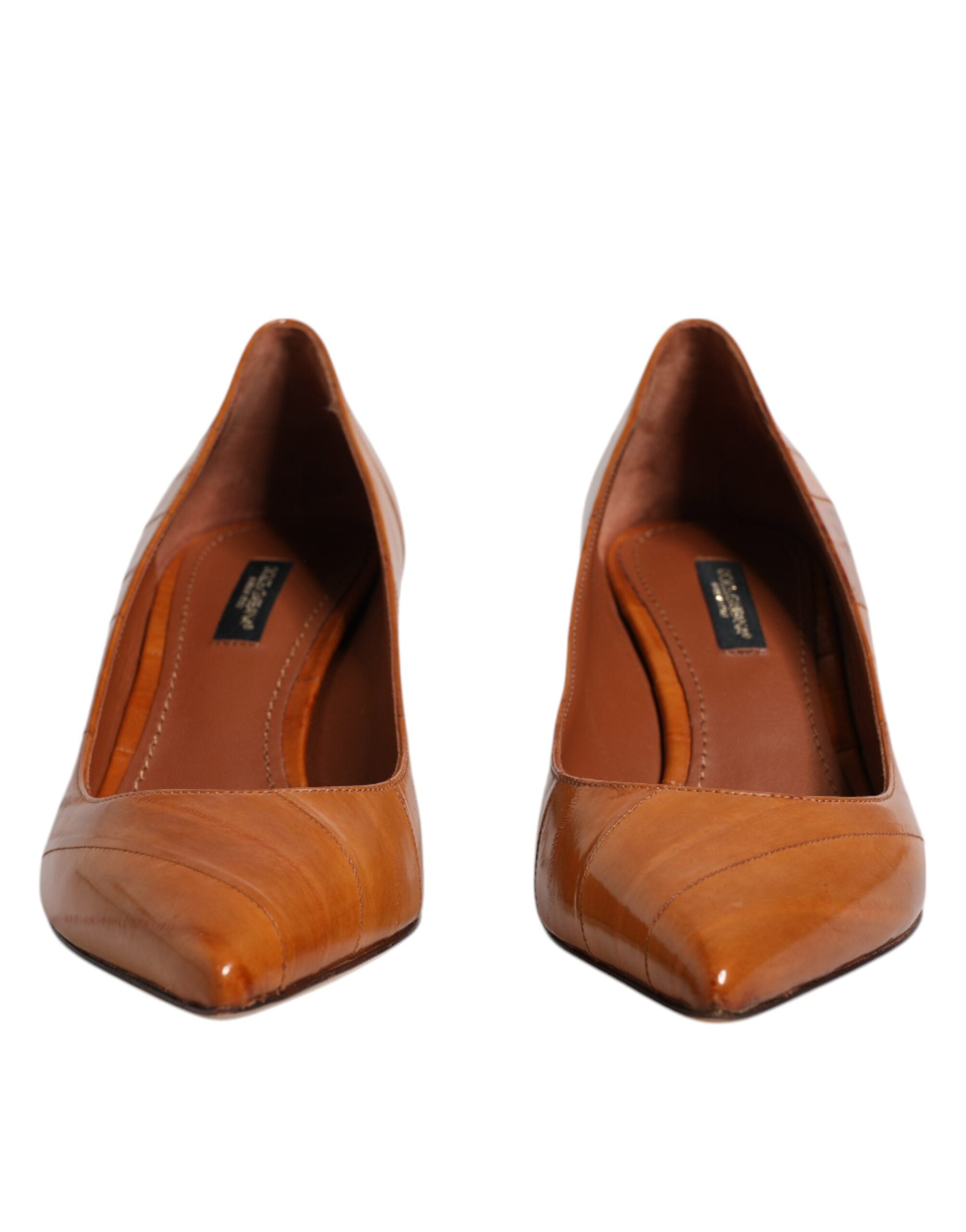 Chaussures Dolce & Gabbana à talons kitten en cuir marron, élégantes et raffinées, vues de côté sur fond clair.