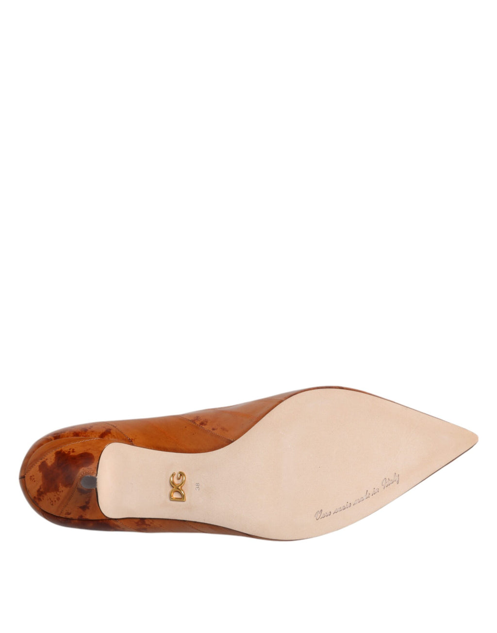 Chaussures Dolce & Gabbana à talons kitten en cuir marron, souples et élégantes, vue en gros plan sur le dessus.