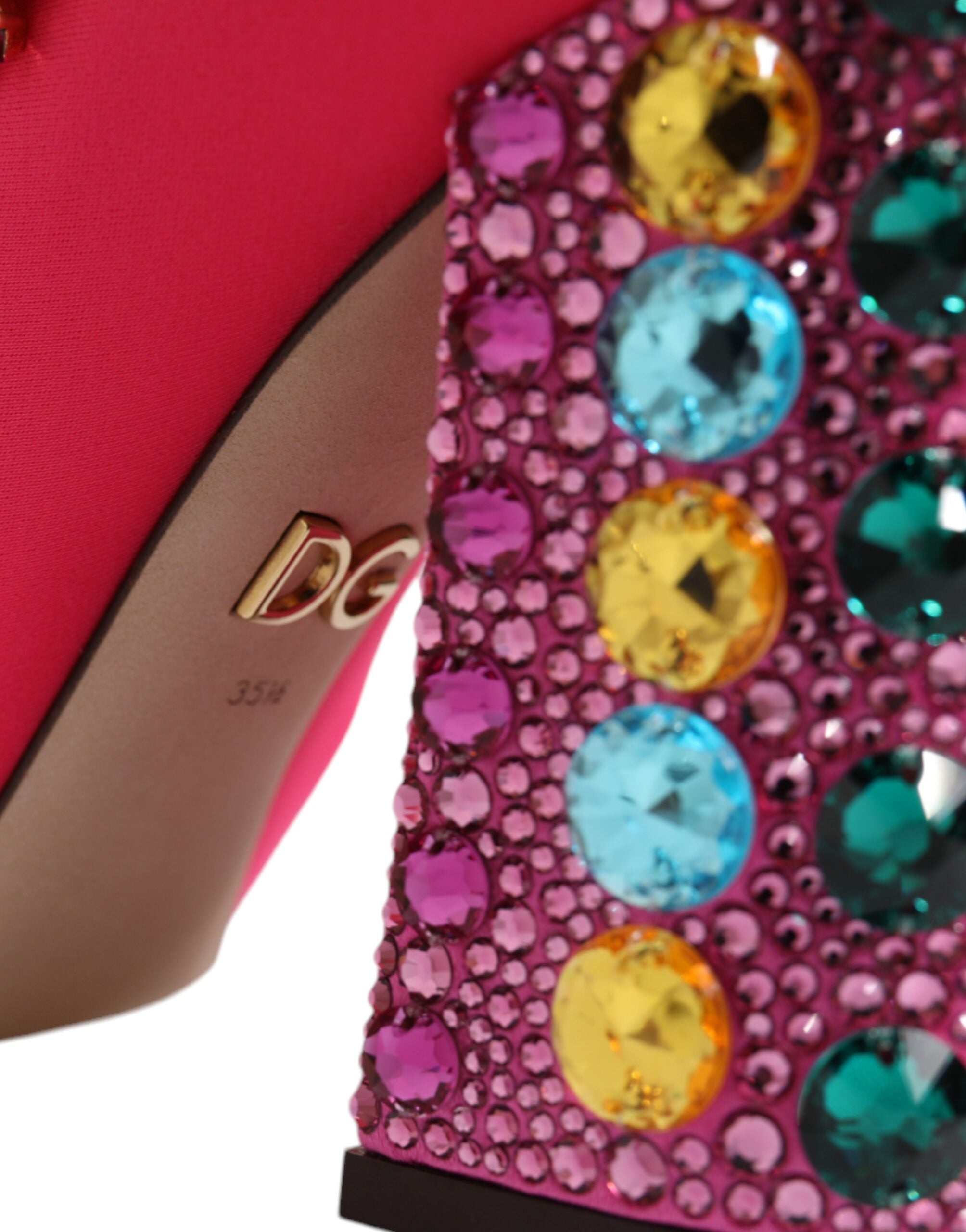 Bottes hautes en nylon rose avec cristaux de Dolce & Gabbana, style élégant et luxurious, visibles en image.