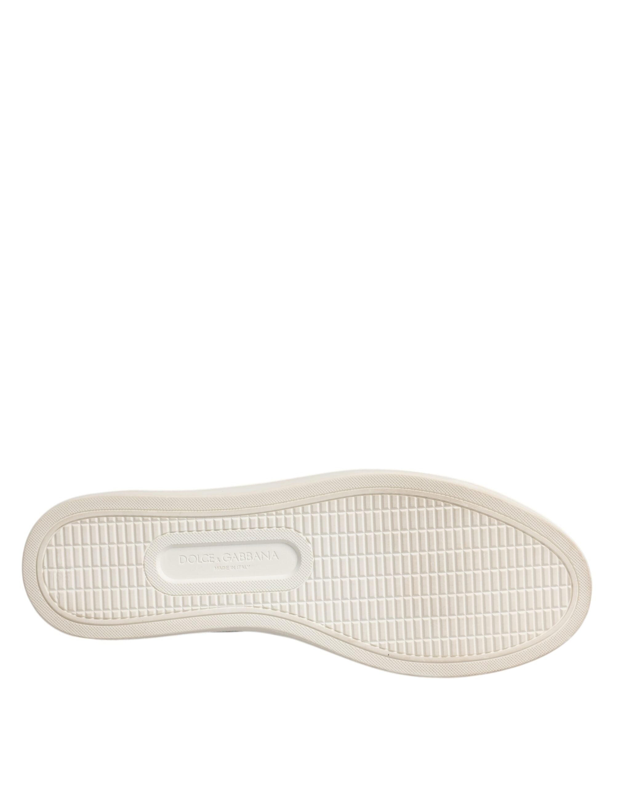 Chaussures Dolce & Gabbana sneakers blanches en cuir de veau classiques, vue en gros plan sur la chaussure gauche.