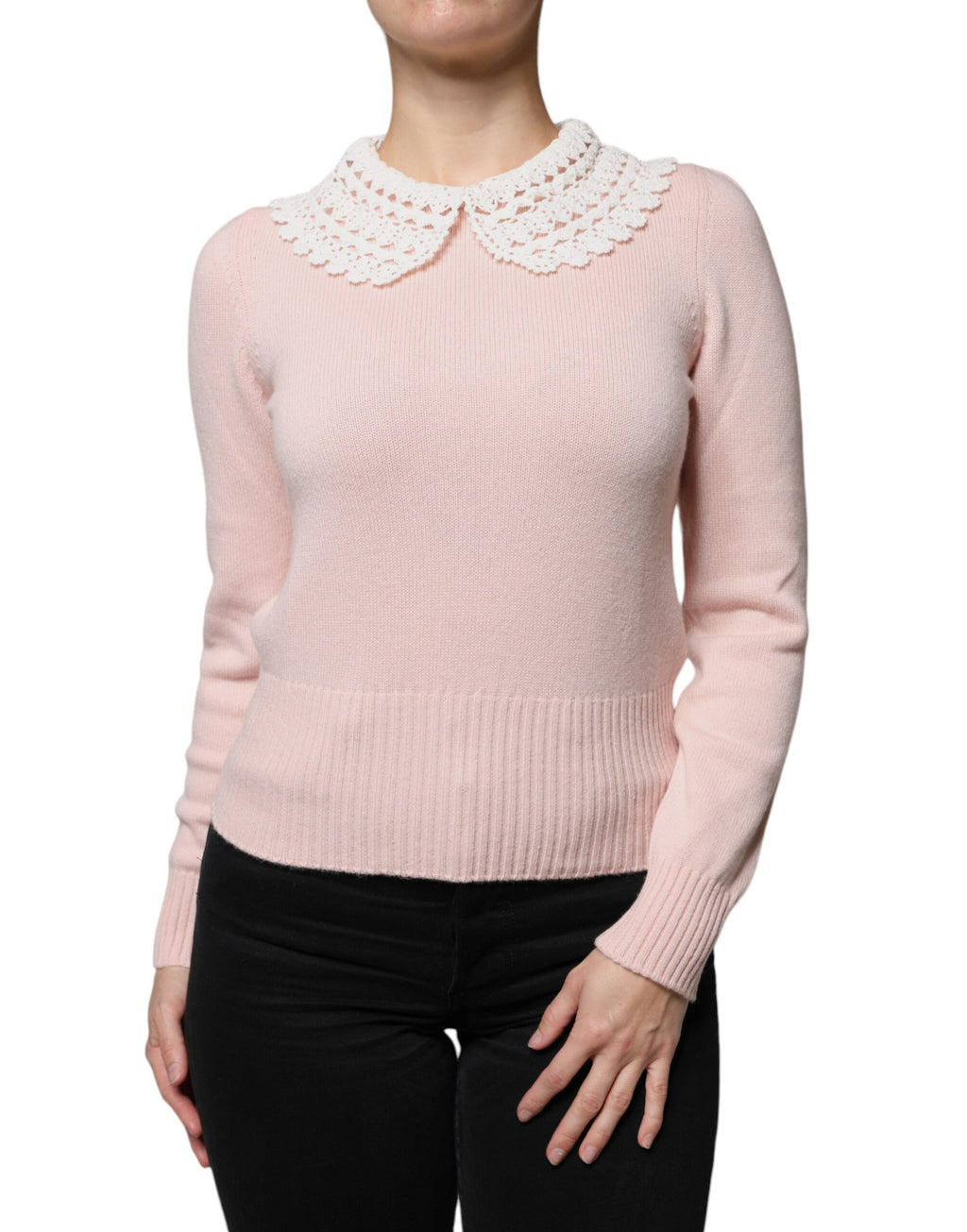 Pull en cachemire rose Dolce & Gabbana avec col en tricot à manches longues, élégant et confortablement ajusté.