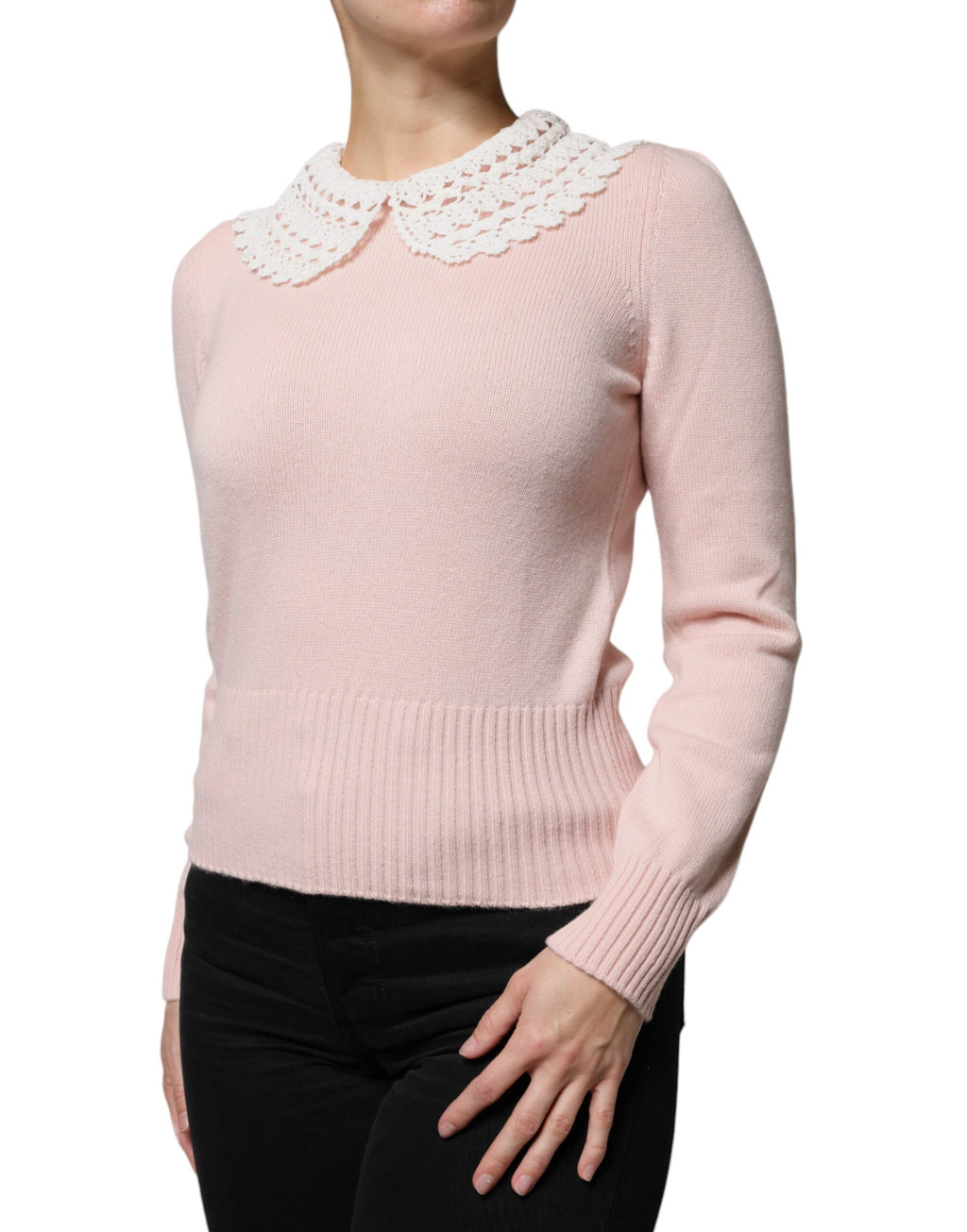 Pull en cachemire rose Dolce & Gabbana avec col en laine tricotée à manches longues, élégant et confortable.