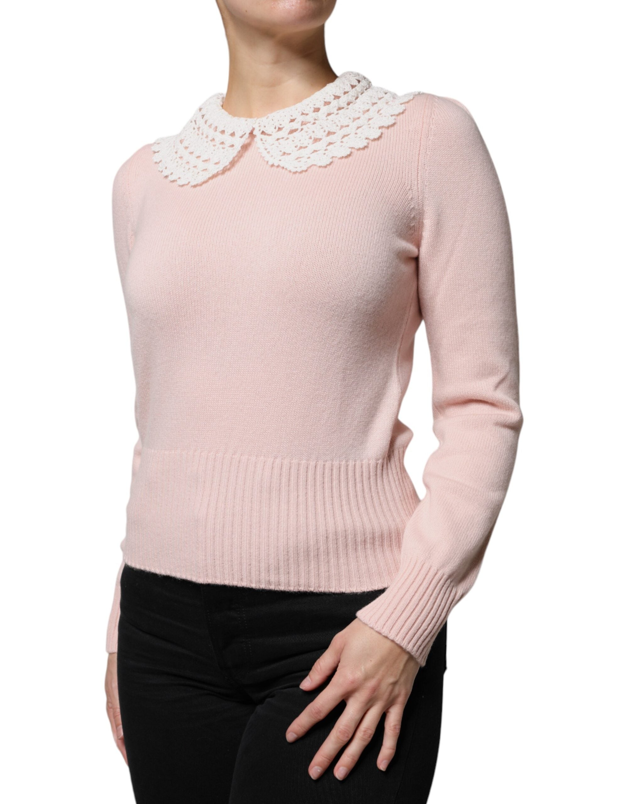 Pull en cachemire rose Dolce & Gabbana avec col en laine tricotée à manches longues, élégant et confortable.