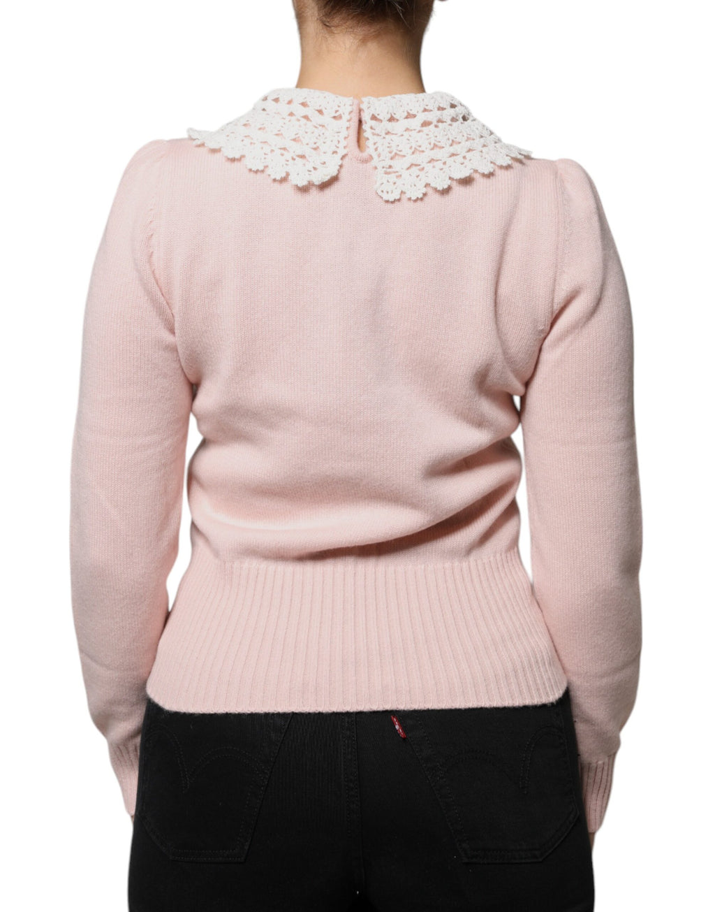 Pull Dolce & Gabbana en cachemire rose avec col en maille à manches longues, porté sur un mannequin.
