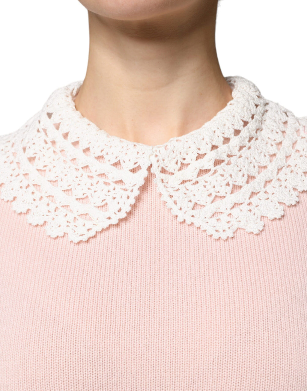 Pull à manches longues Dolce & Gabbana en cachemire rose avec col tricoté, élégant et confortable.