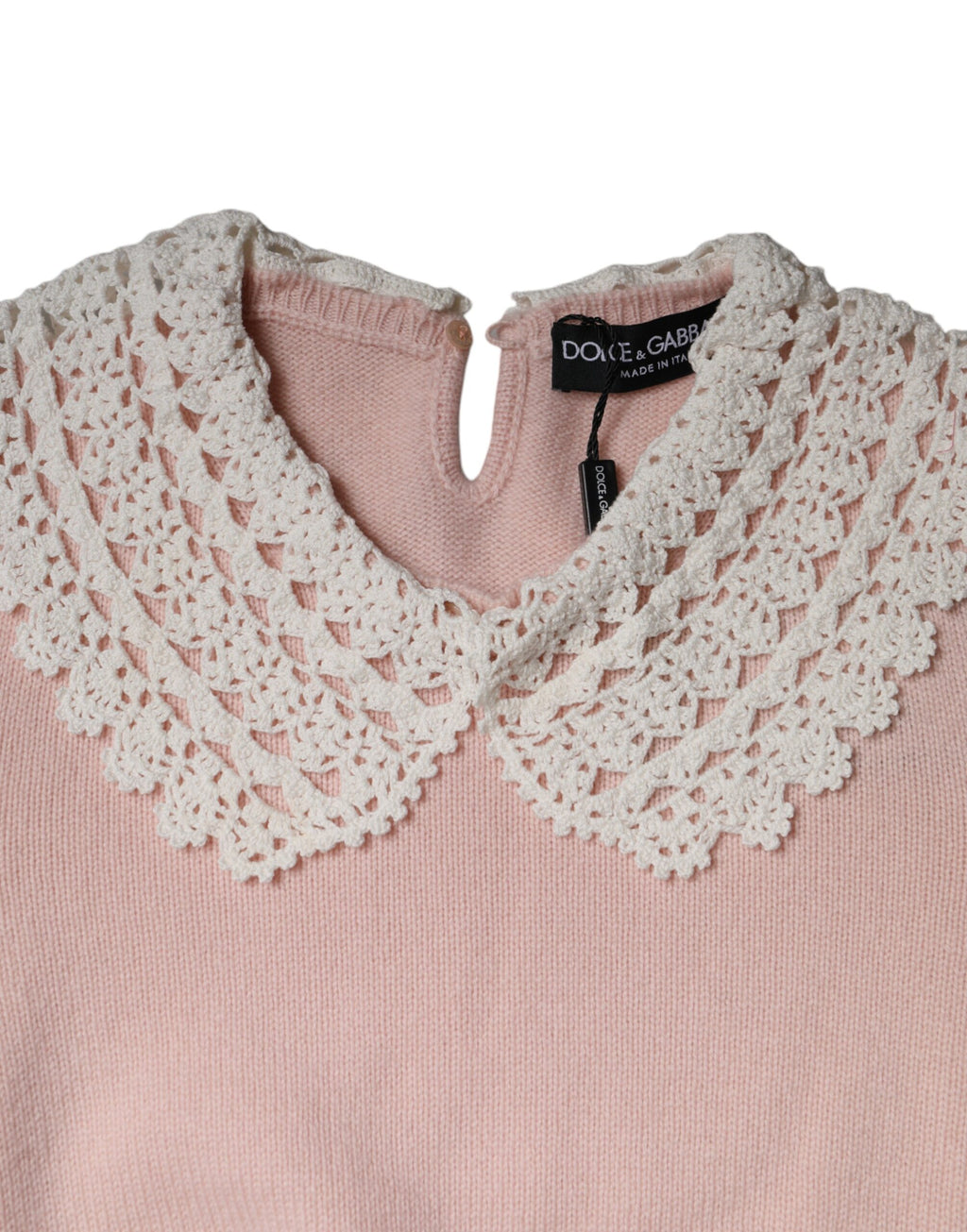 Pull en cachemire rose Dolce & Gabbana à col roulé, manches longues, texture tricotée élégante.