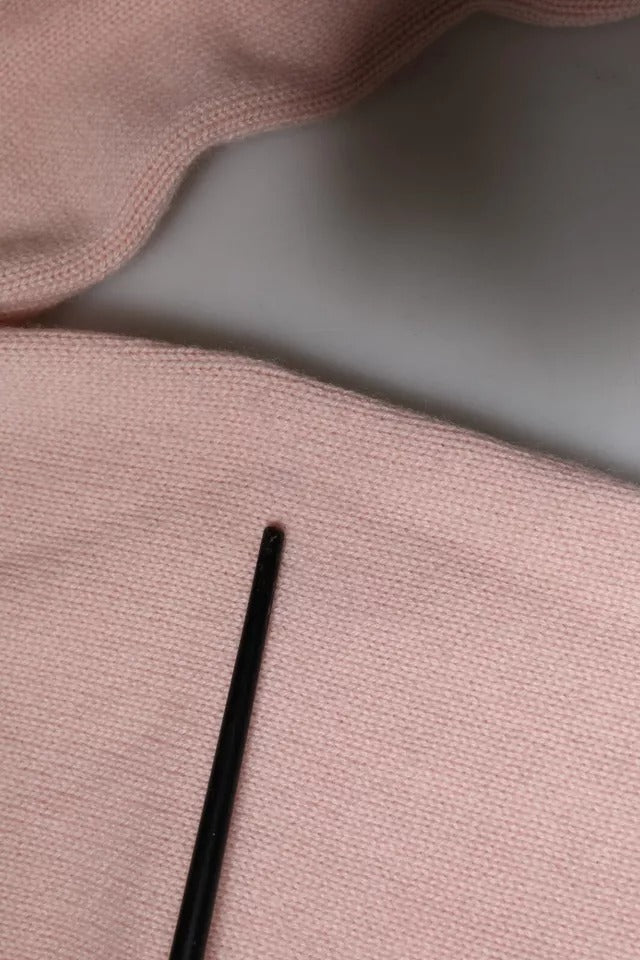 Pull en cachemire rose de Dolce & Gabbana avec col montant et manches longues, tissu tricoté élégant et confortable.
