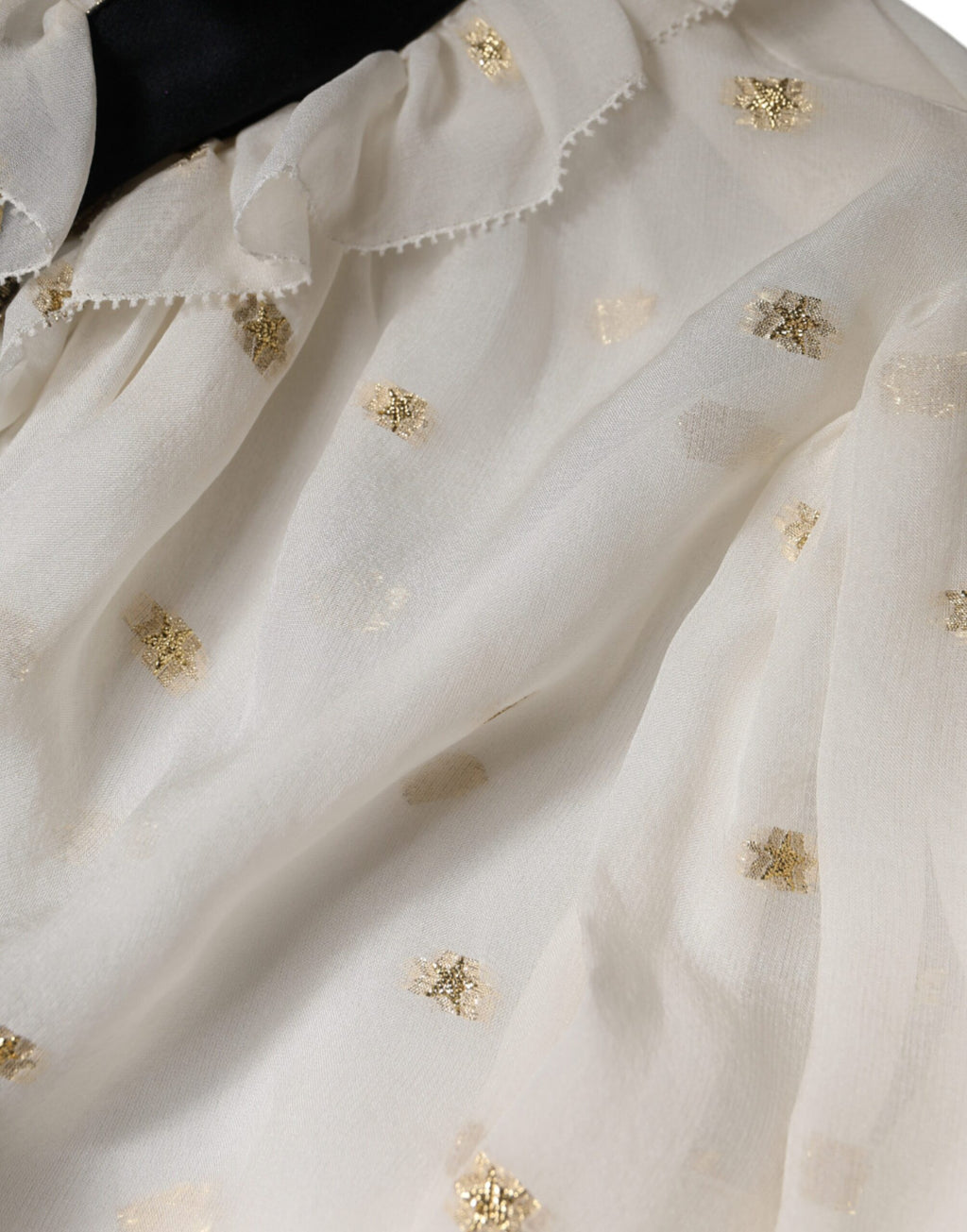 Chemise Dolce & Gabbana en soie blanche avec col ascot, haut élégant et sophistiqué, détails en tissu mélangé luxe.