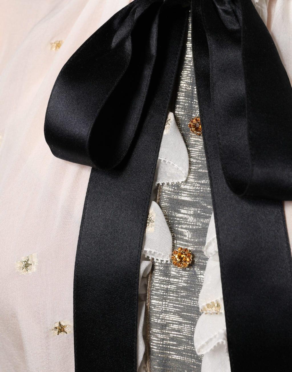 Chemisier Dolce & Gabbana en soie blanche avec col ascot, mélange de tissus, style élégant et sophistiqué.