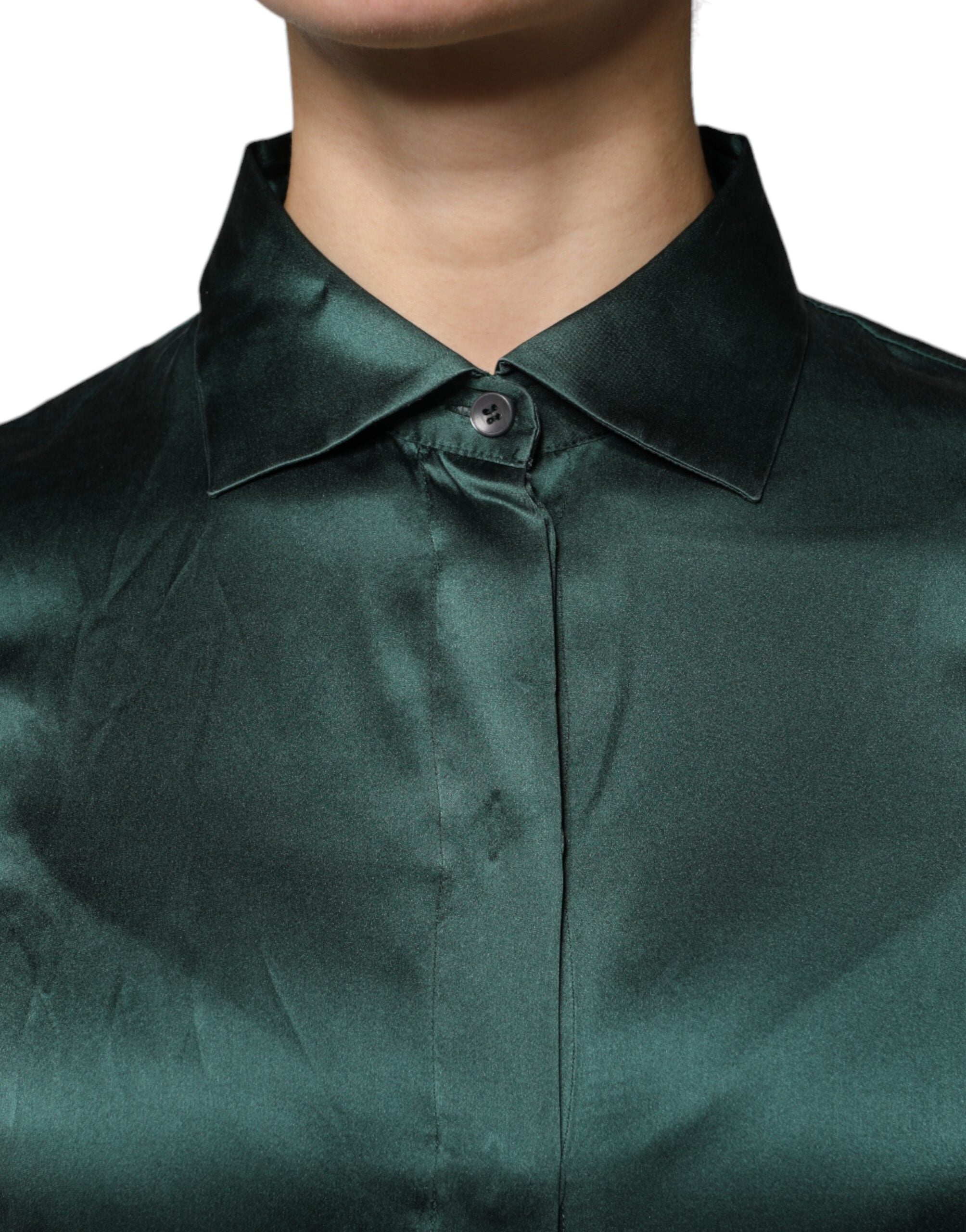 Chemisier en soie vert foncé Dolce & Gabbana à manches longues avec boutons, élégant et fluide.