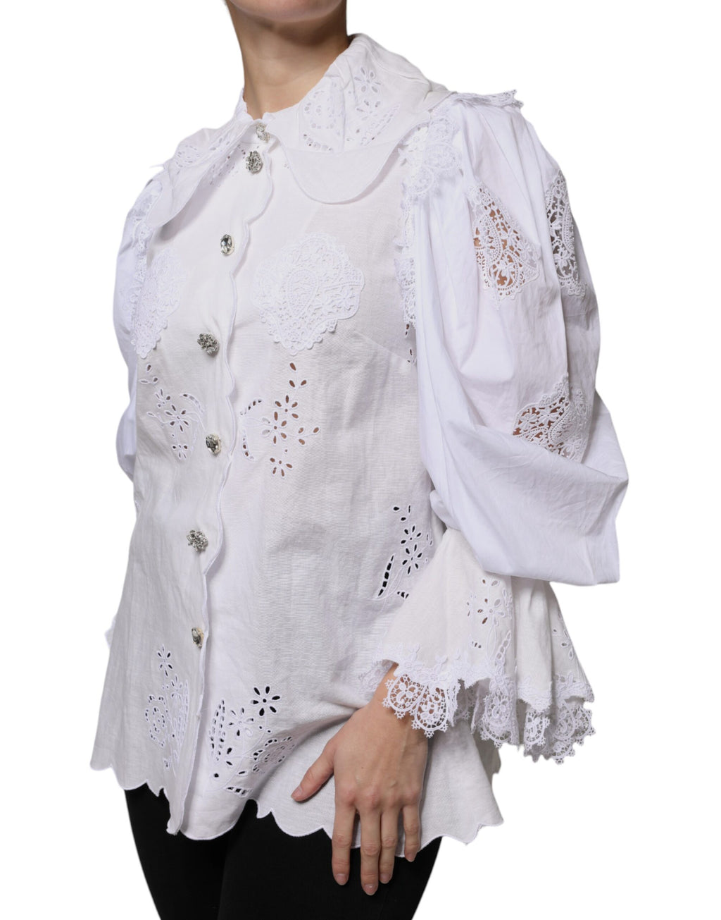 Blouse blanche en coton Dolce & Gabbana avec col en dentelle et détails élégants, vue de face.