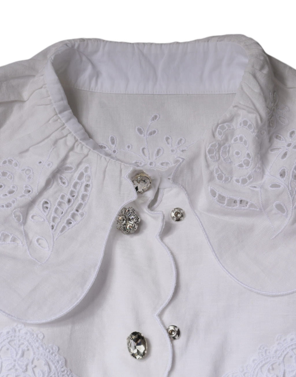 Chemise blanche Dolce & Gabbana en coton avec col en dentelle et détails élégants.