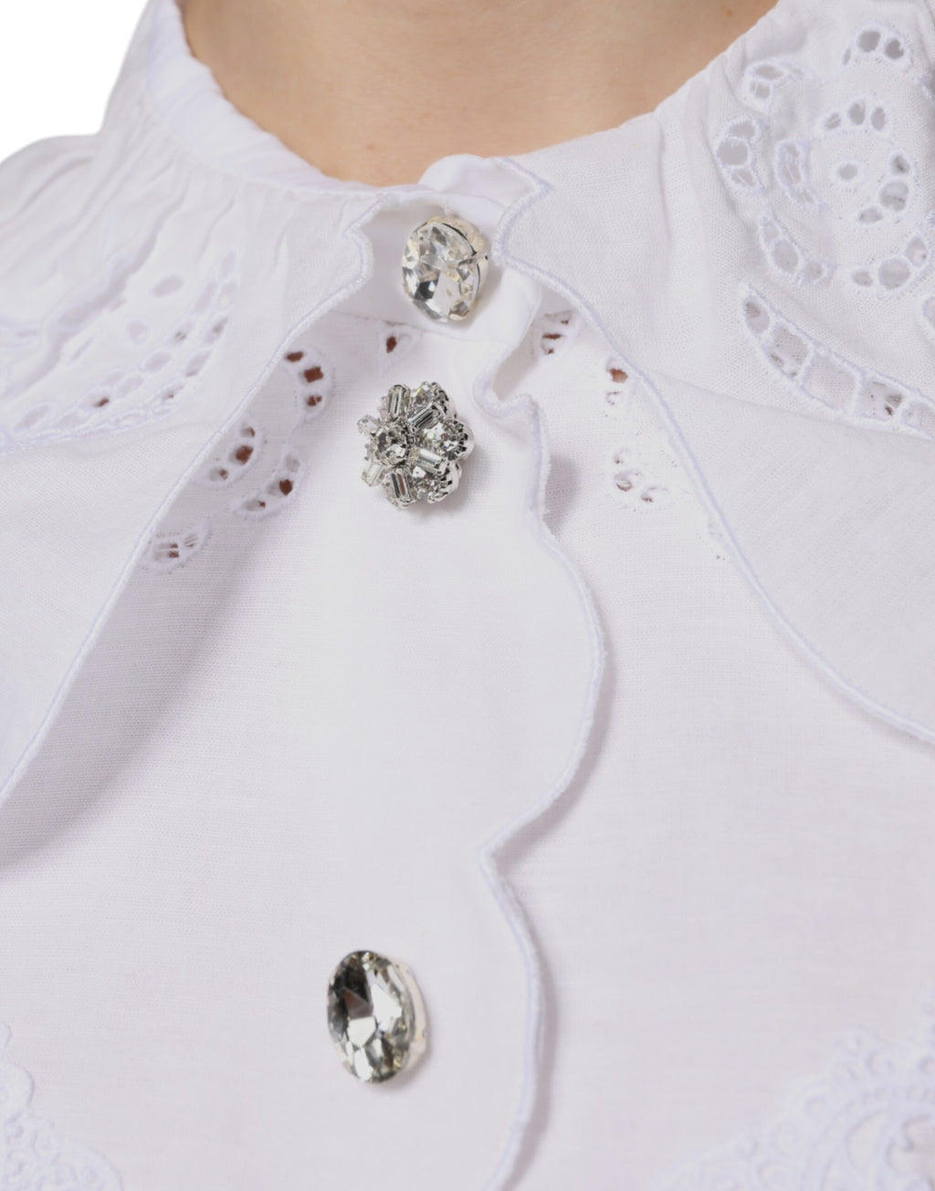 Blouse blanche en coton avec dentelle et col à Dolce & Gabbana, vue de face.