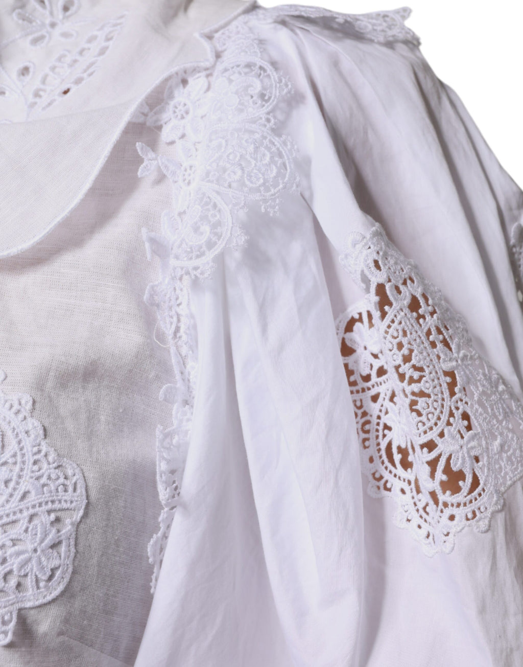 Blouse blanche en coton Dolce & Gabbana avec col en dentelle et détails élégants, vue de face.