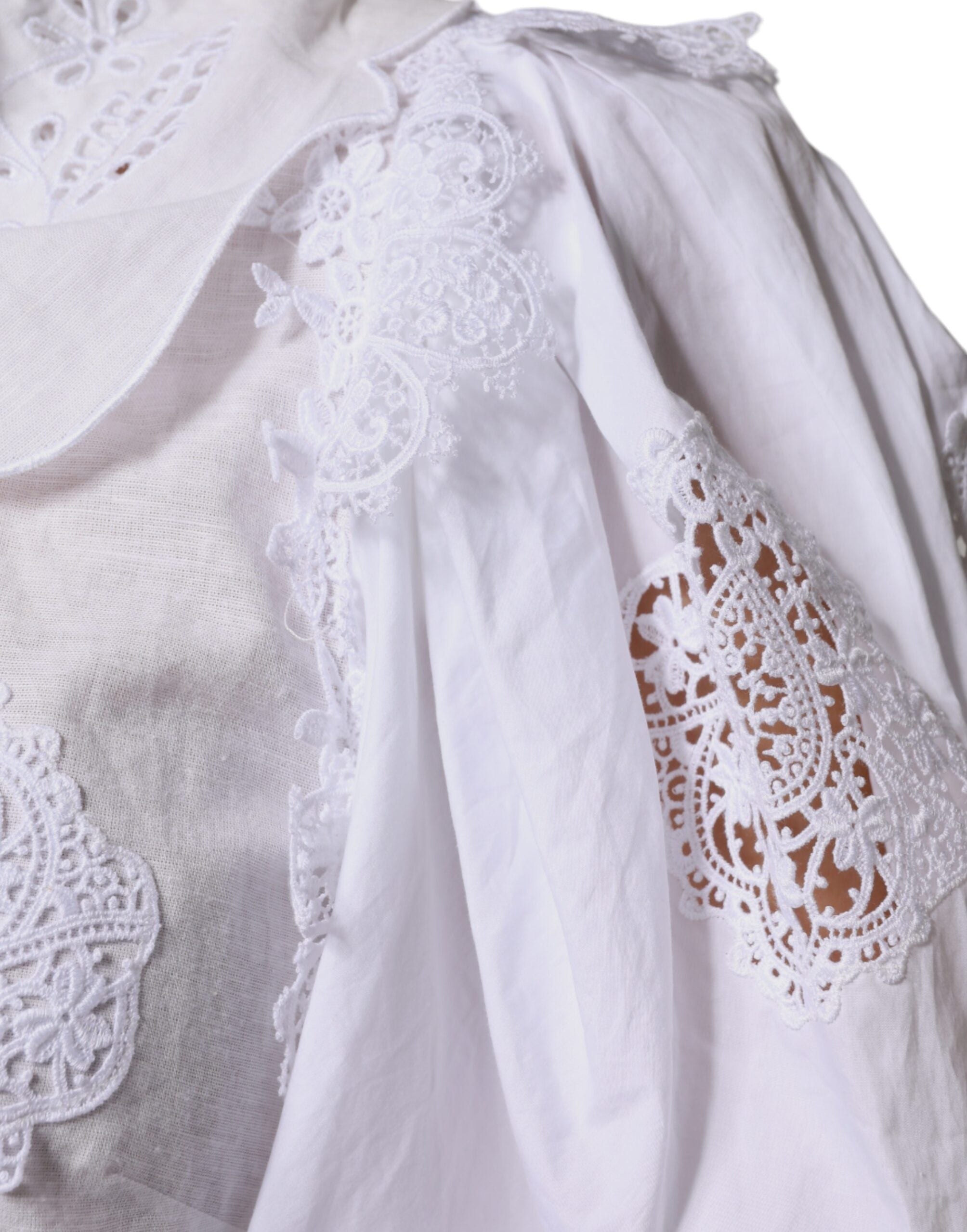 Blouse blanche en coton Dolce & Gabbana avec col en dentelle et détails élégants, vue de face.