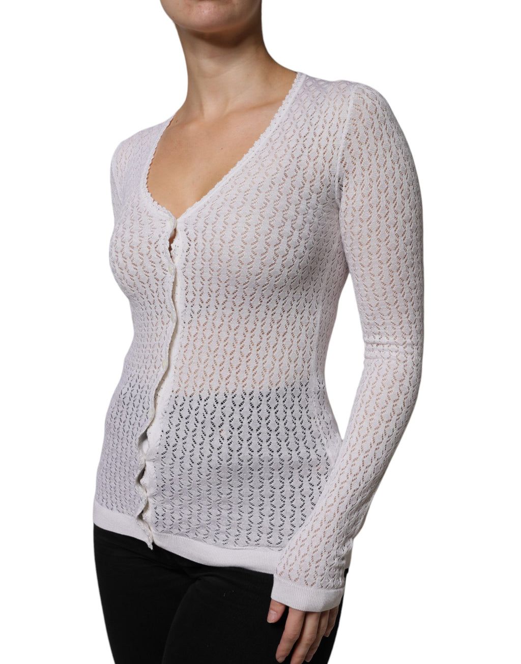 Cardigan en soie blanche Dolce & Gabbana avec boutons, porté sur un mannequin, détail élégant et finition raffinée.