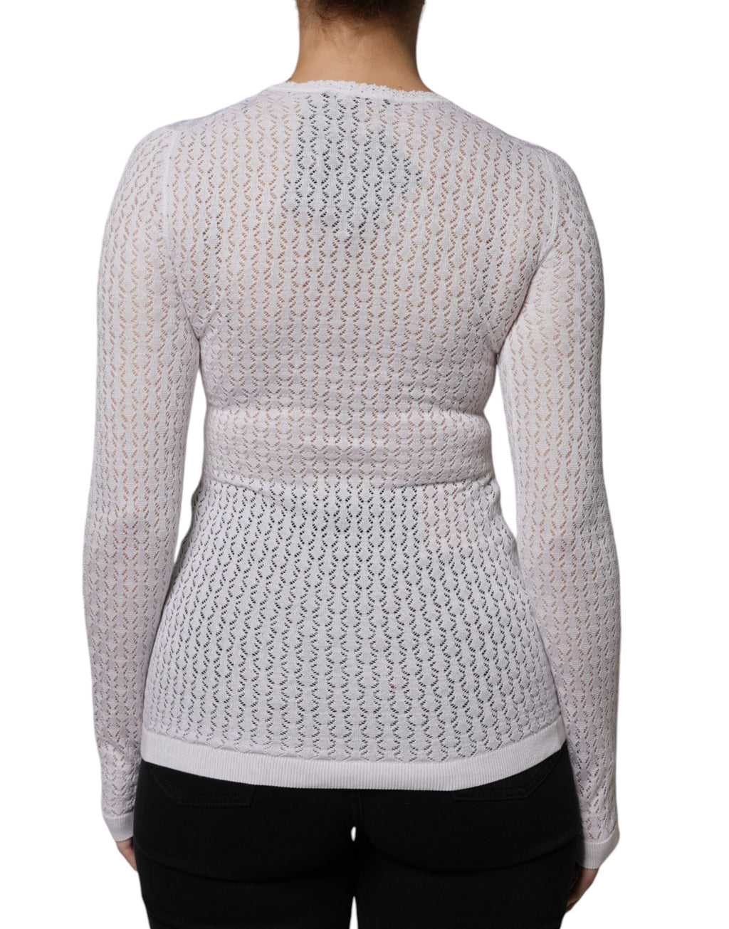 Cardigan en soie blanche Dolce & Gabbana avec boutons, porté décontracté, vue de face, détail de la texture douce et élégante.
