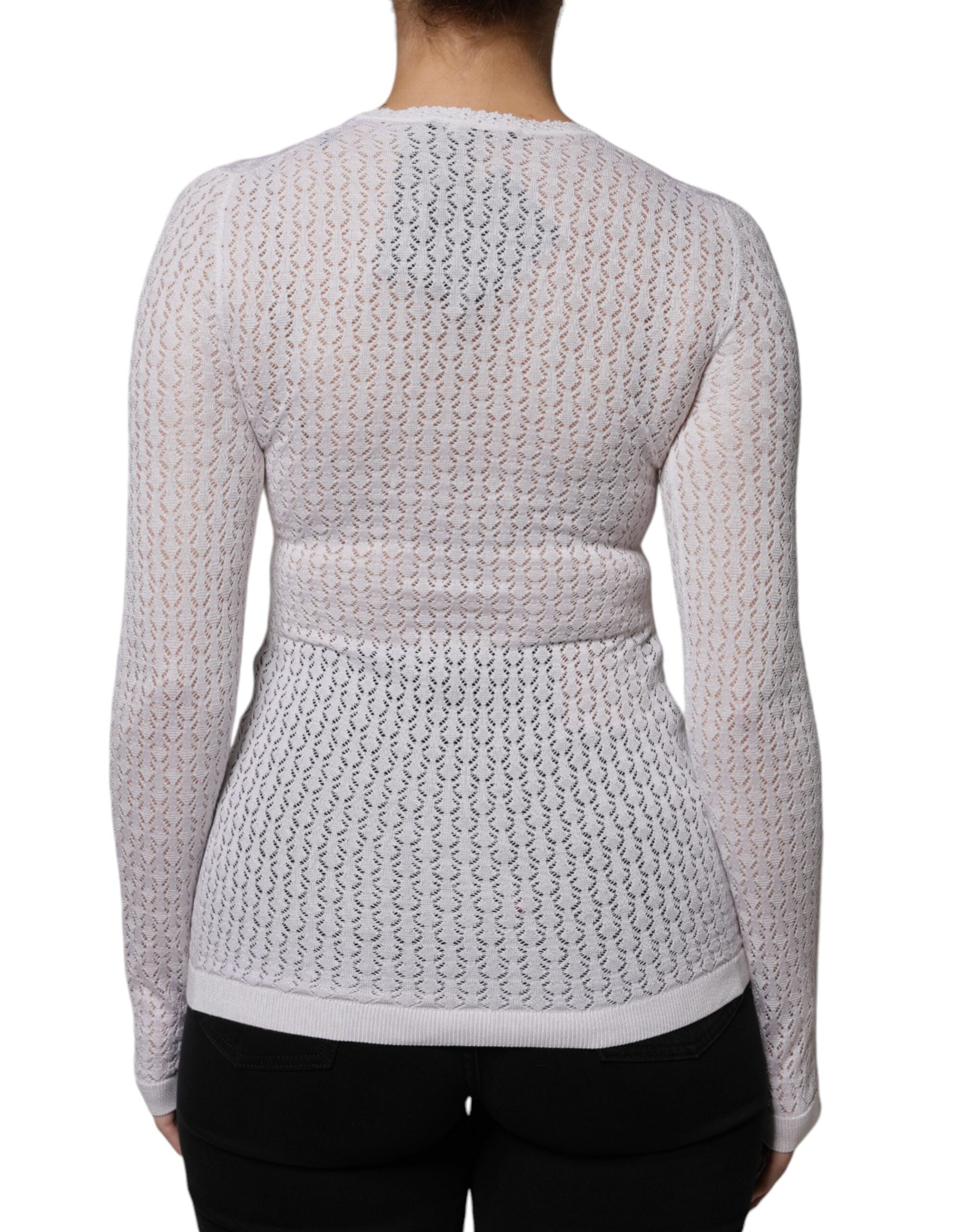 Cardigan en soie blanche Dolce & Gabbana à boutons, léger et élégant, porté sur un mannequin.