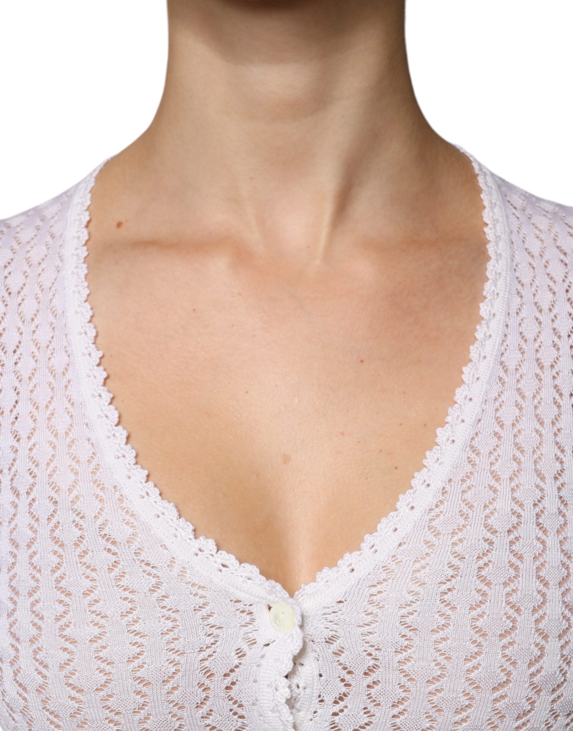Cardigan blanc en soie de Dolce & Gabbana avec boutons, doux et élégant, porté sur un mannequin.